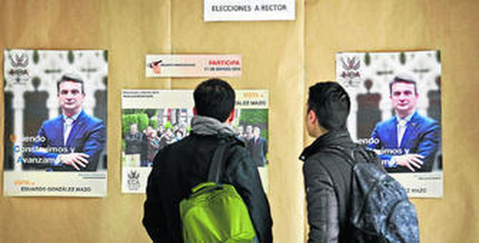 Dos estudiantes contemplan en la Facultad de Filosofía y Letras los carteles de la campaña electoral de Eduardo González Mazo y su equipo.