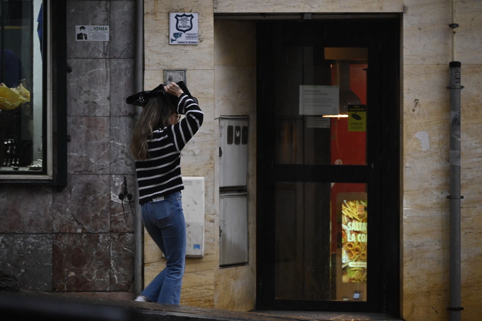 Un lunes de lluvia en Huelva, en imágenes