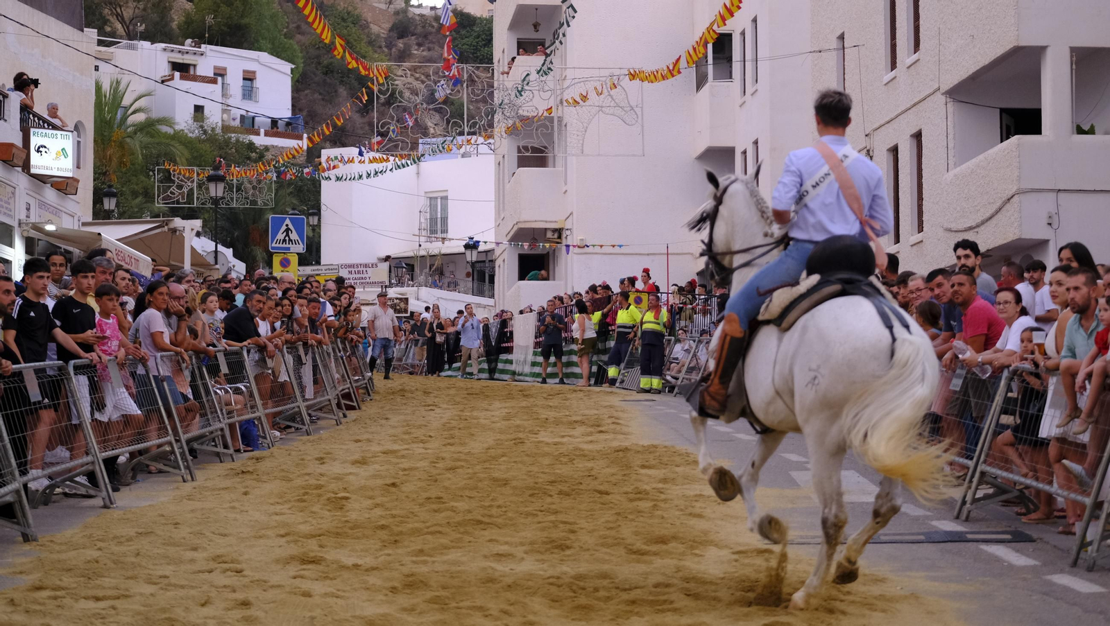 La popular carrera de cintas a caballo de las Fiestas de Mojácar, en imágenes