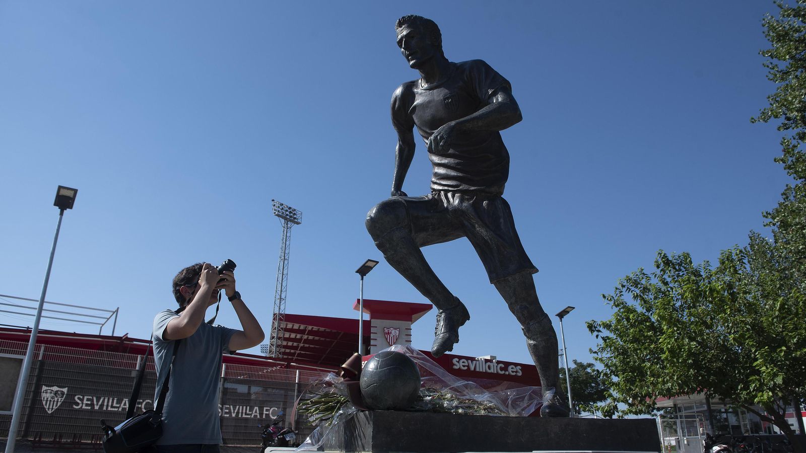 El monumento a Puerta en la Ciudad Deportiva del Sevilla.