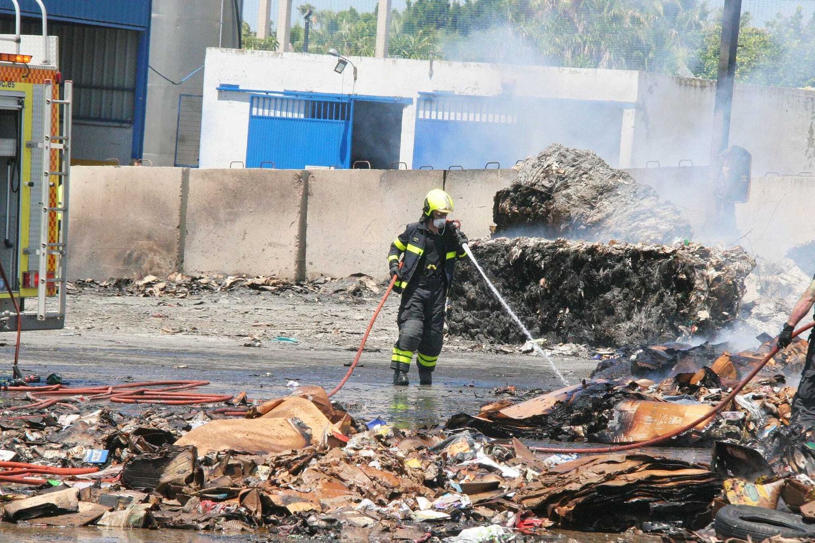 Siguen las labores de extinción del incendio en la Carretera de El Portal
