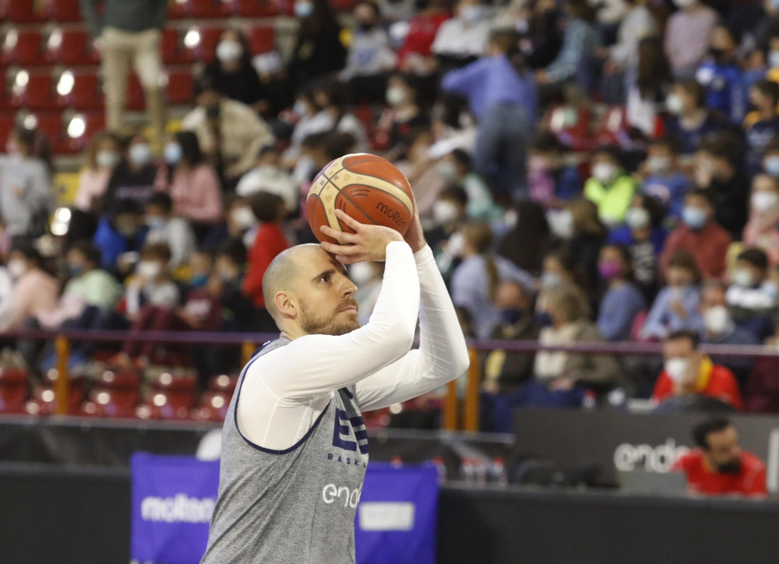 La selección española de baloncesto abre el entrenamiento en Córdoba a los más jóvenes, en imágenes