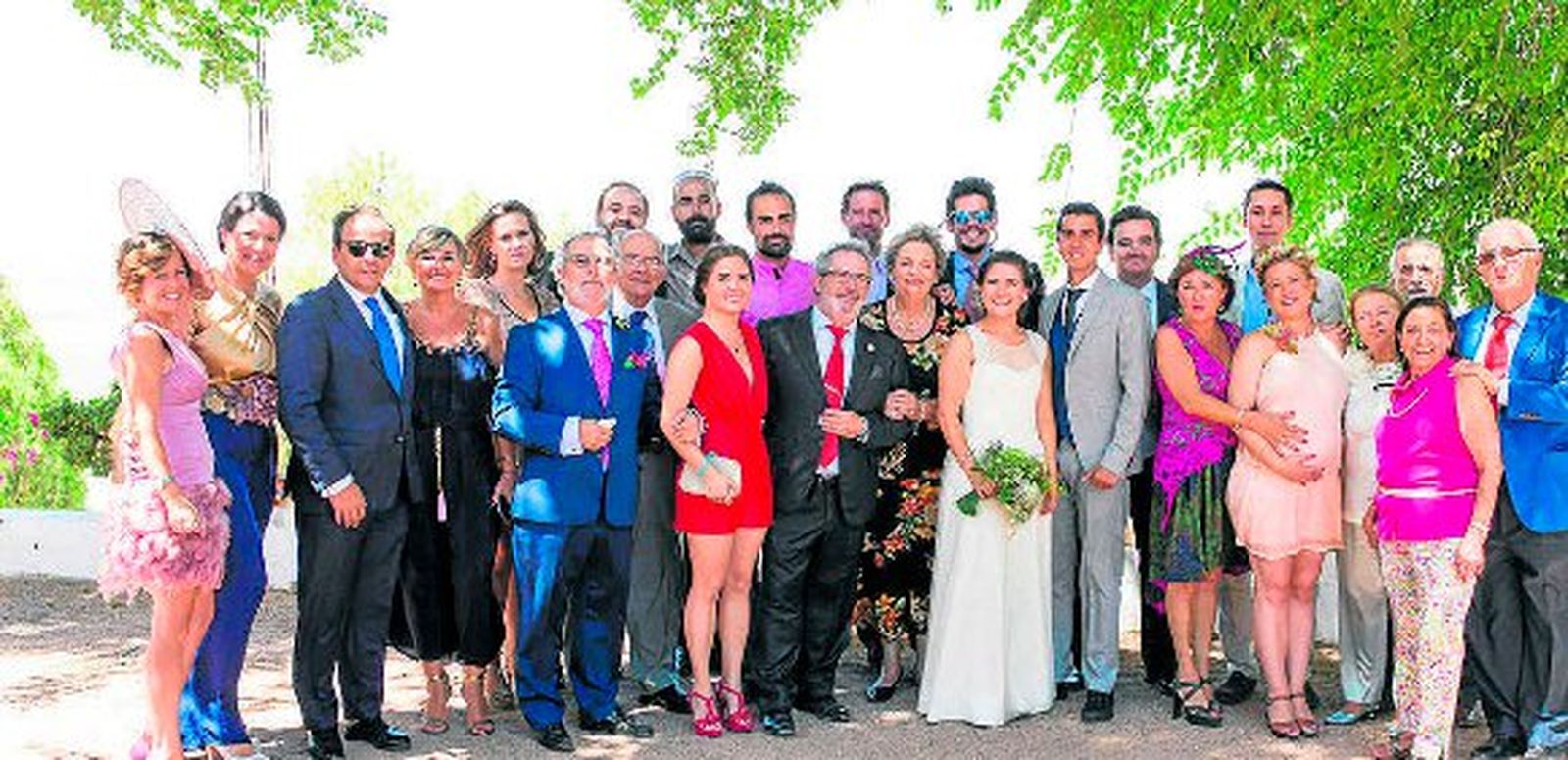 El nuevo matrimonio García Esteban, con la familia Esteban al completo, durante la celebración posterior al enlace, en la finca La Carreña, en Jerez.

Foto: Ignacio Casas de Ciria