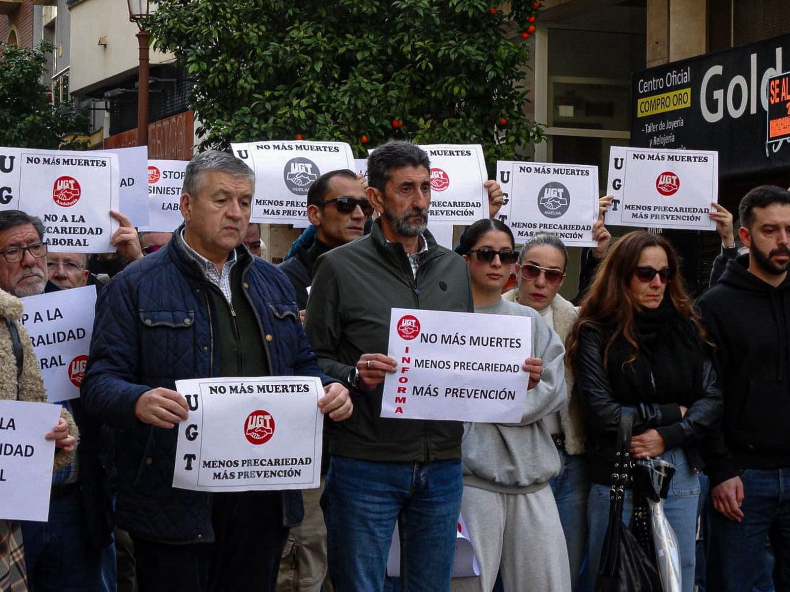 Fotografías del minuto de silencio en UGT por la muerte de un trabajador