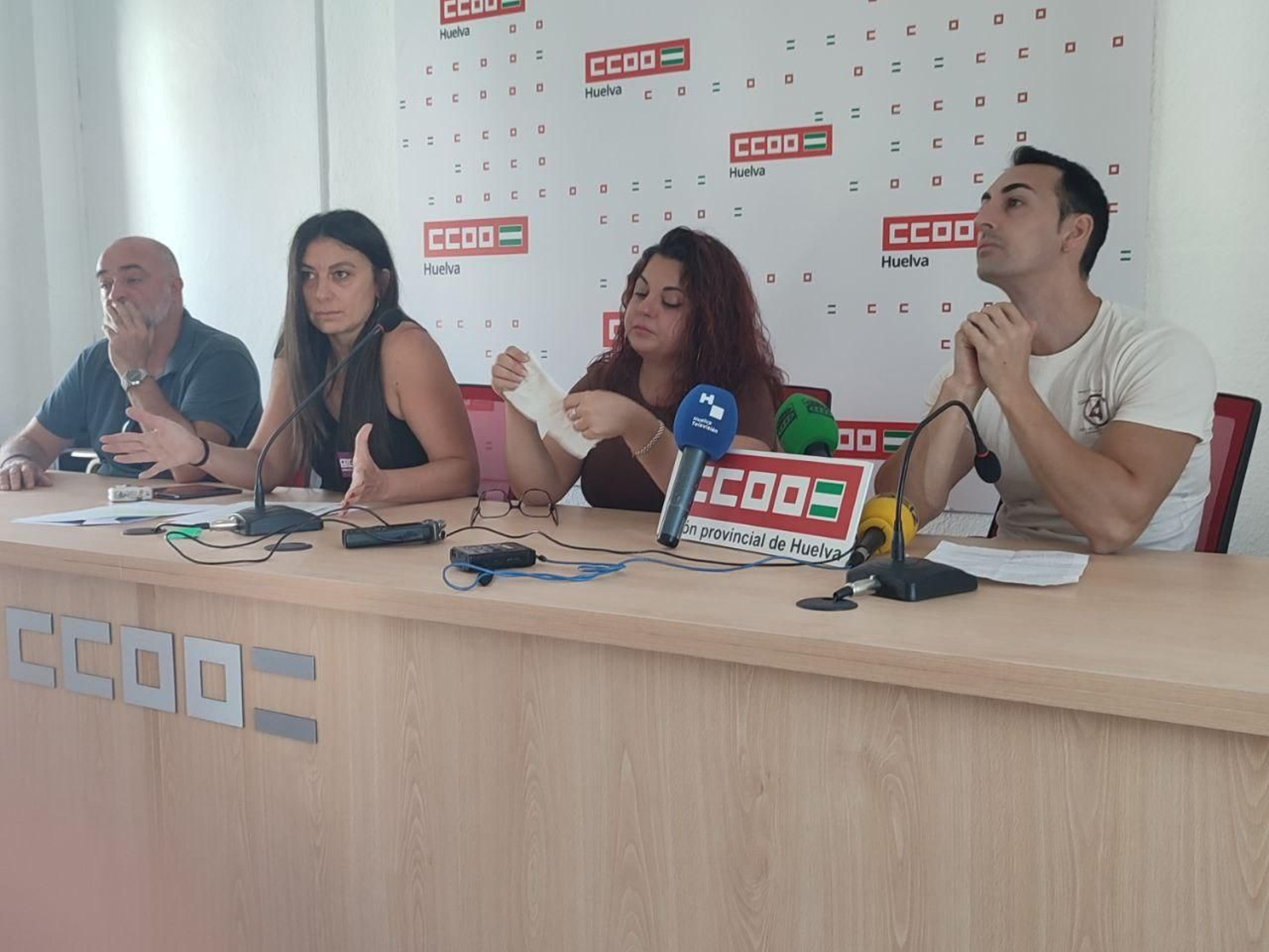 Rueda de prensa de los trabajadores sociales este miércoles en CCOO Huelva.