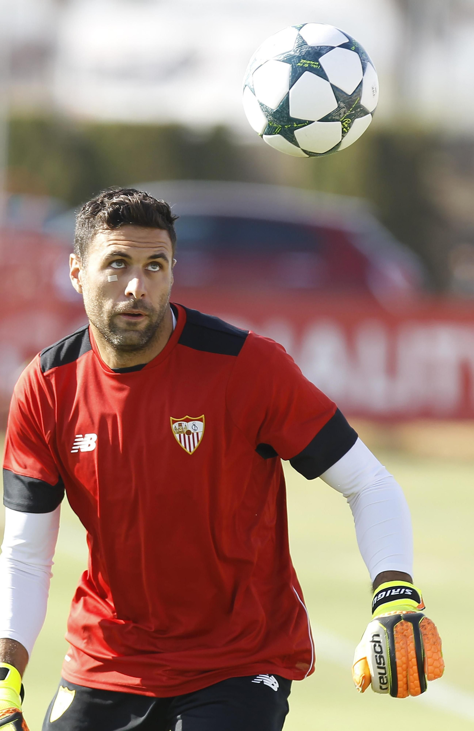 El portero Sirigu, en pleno trabajo para preparar un partido de Champions.