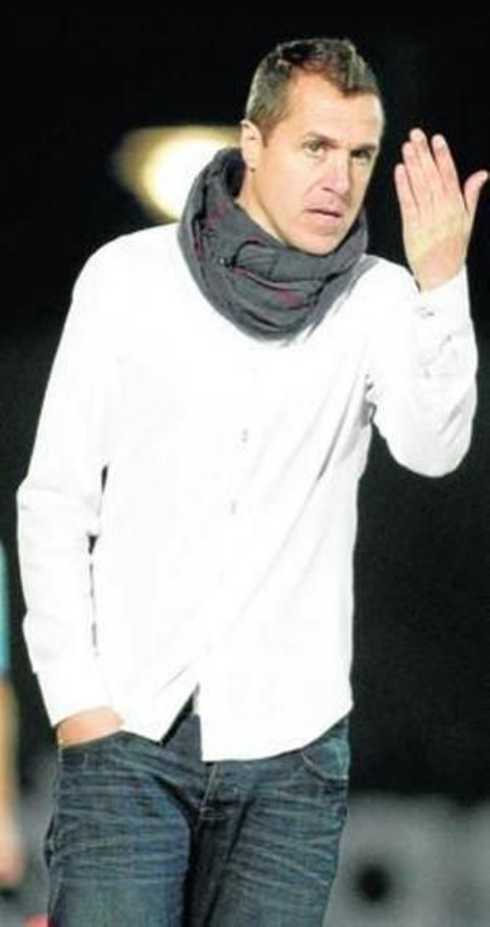 Villa hace un gesto en la banda del Alfredo di Stéfano.