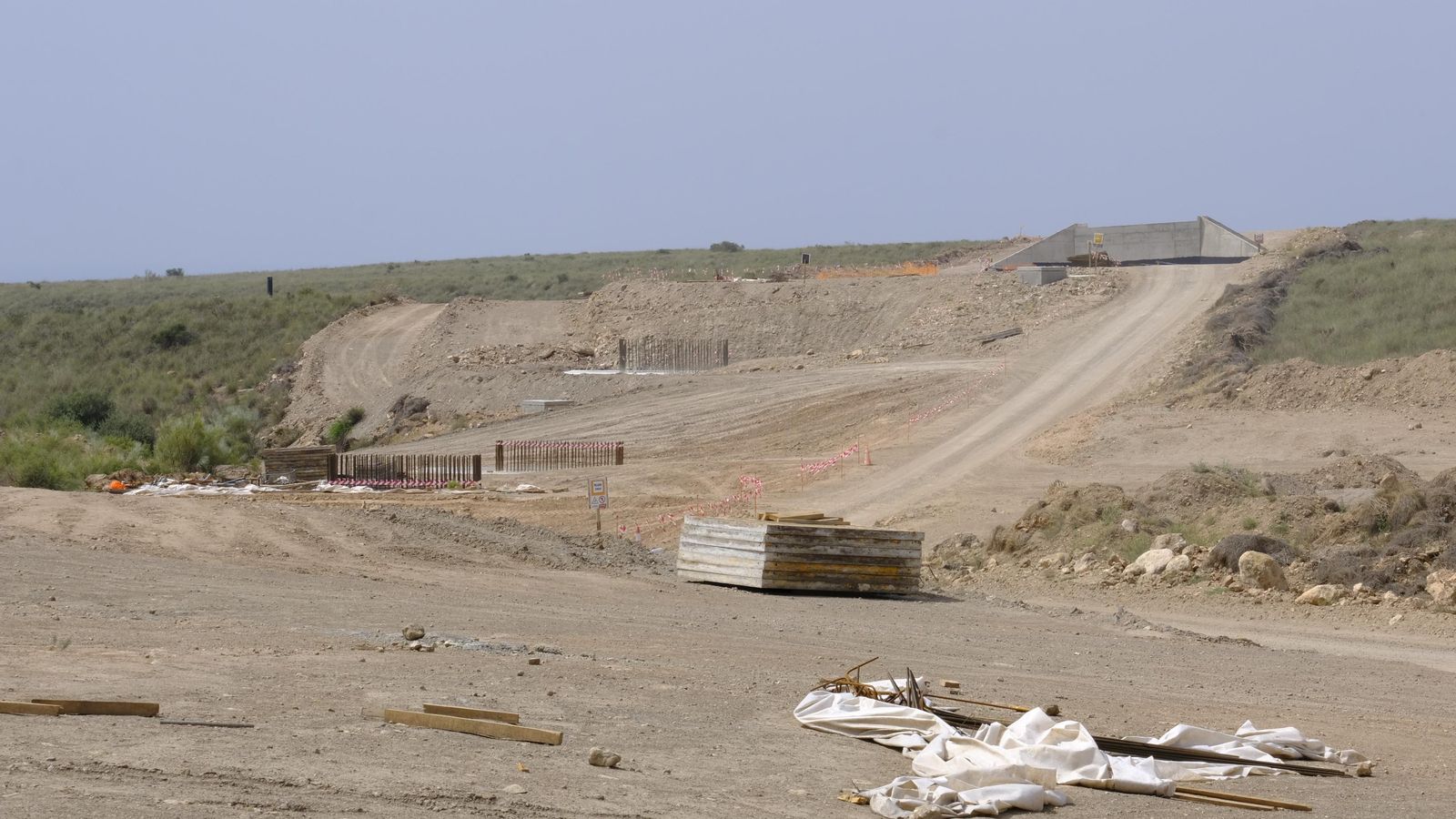 Pasos inferiores sin concluir entre escombros y basura y ni rastro de los operarios