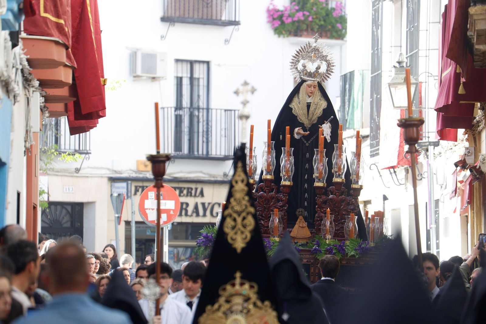 La procesión de la Universitaria en este Martes Santo de Córdoba, en imágenes