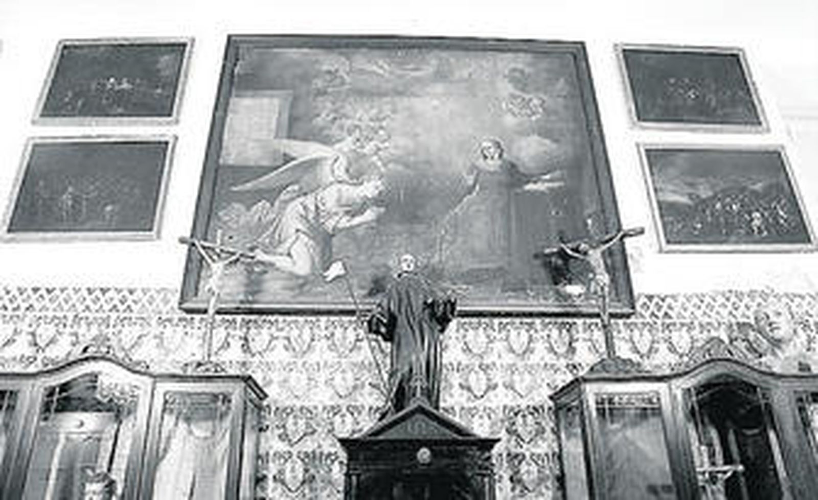 Algunos de los óleos sobre cobre en la sacristía de San Juan de Dios, antes de comenzar su restauración.