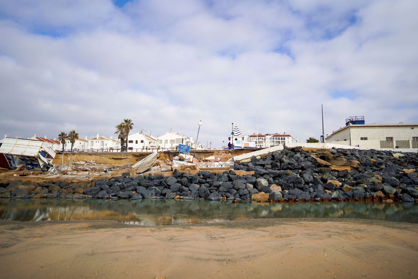 Los destrozos causados por el último temporal a la playa y al paseo marítimo de Matalascañas