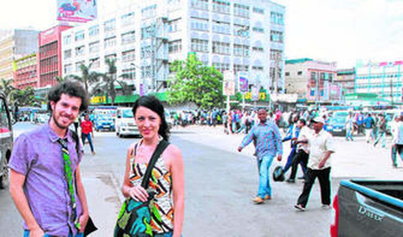 1. El joven Sebastián Ruiz y su compañera Gemma Solés i Coll en Nairobi. 2. La página principal de la web Wiriko ('www.wiriko.org'). 3. La exposición 'Mandela´s Posters Proyect', comisariada por Wiriko, durante su estancia en Barcelona.