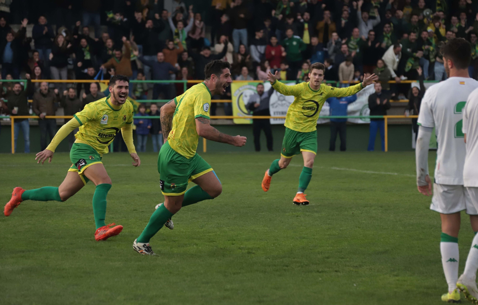 Los jugadores de la Unión celebran el tanto conseguido por Dani Hedrera.