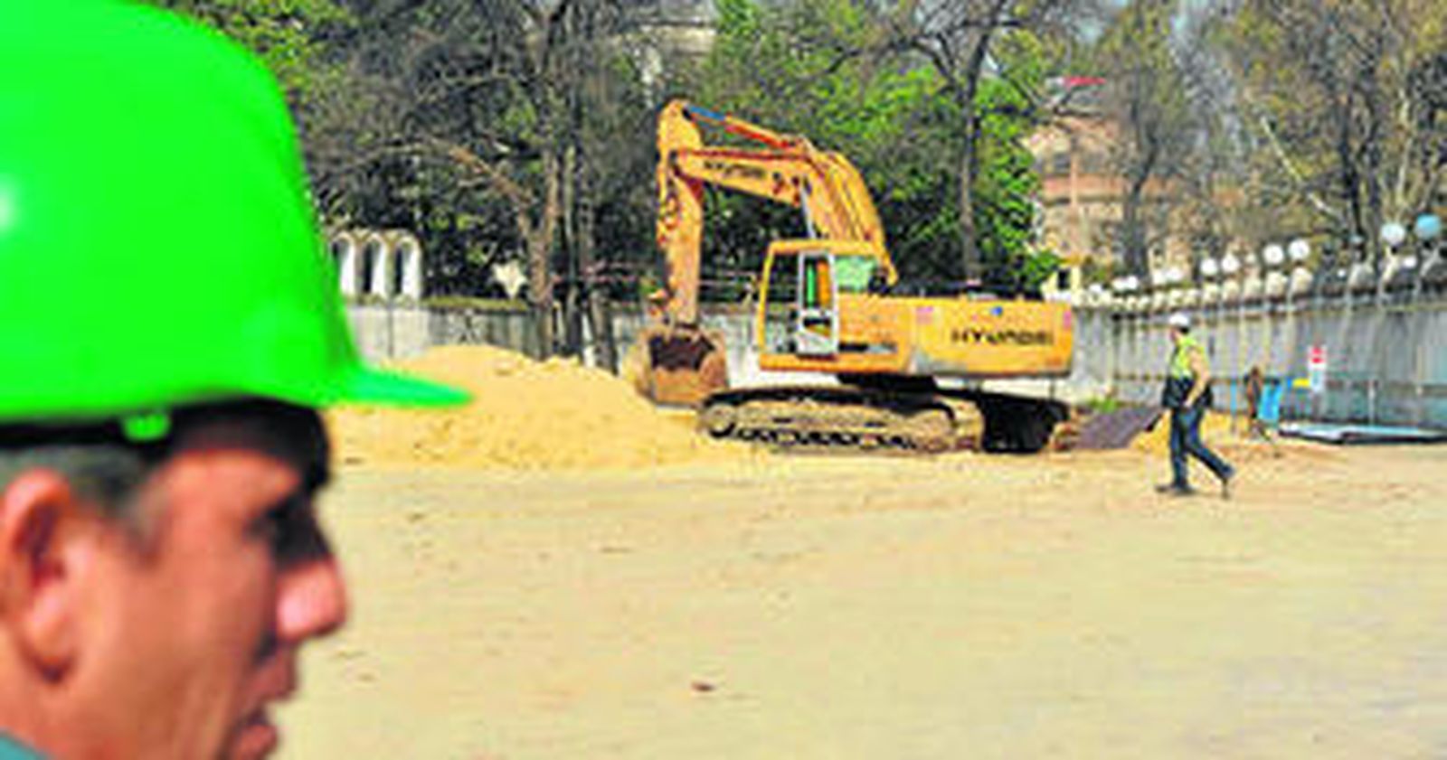La directora de la Biblioteca de la Hispalense, Julia Mensaque, y la catedrática Pilar Ostos, consultan un ejemplar.