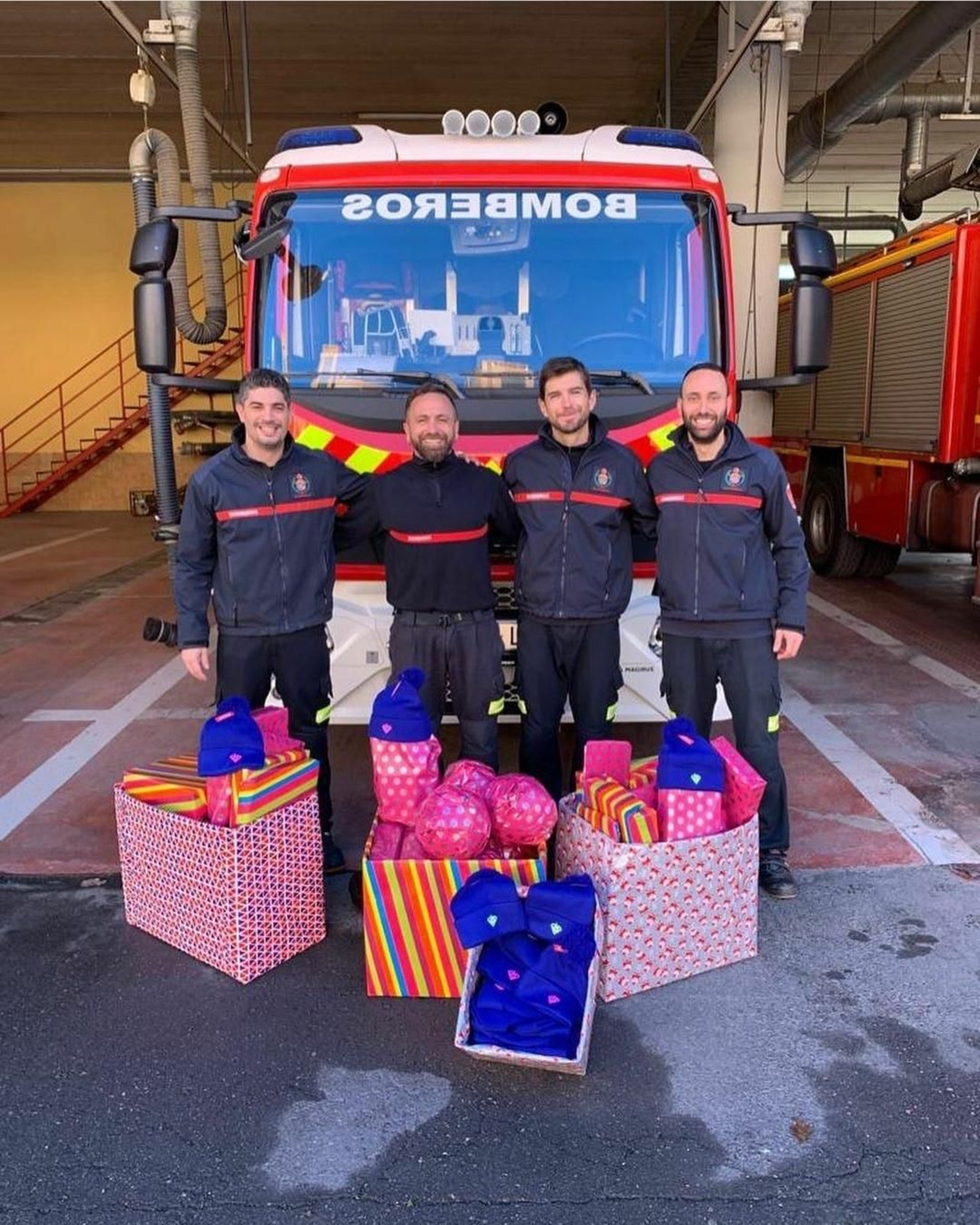 Entrega de regalos a los niños de Torrecárdenas por parte de los Bomberos.