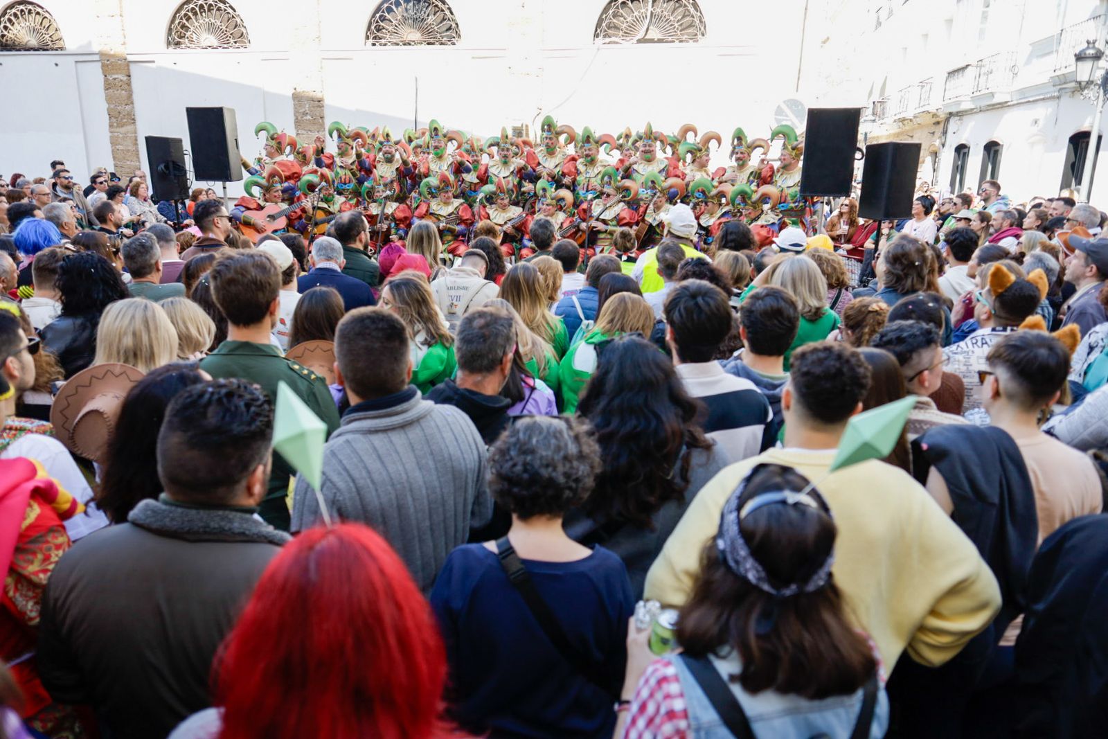 Así vive Cádiz su primer sábado de Carnaval: las imágenes de las batallas de copla y la fiesta en la calle