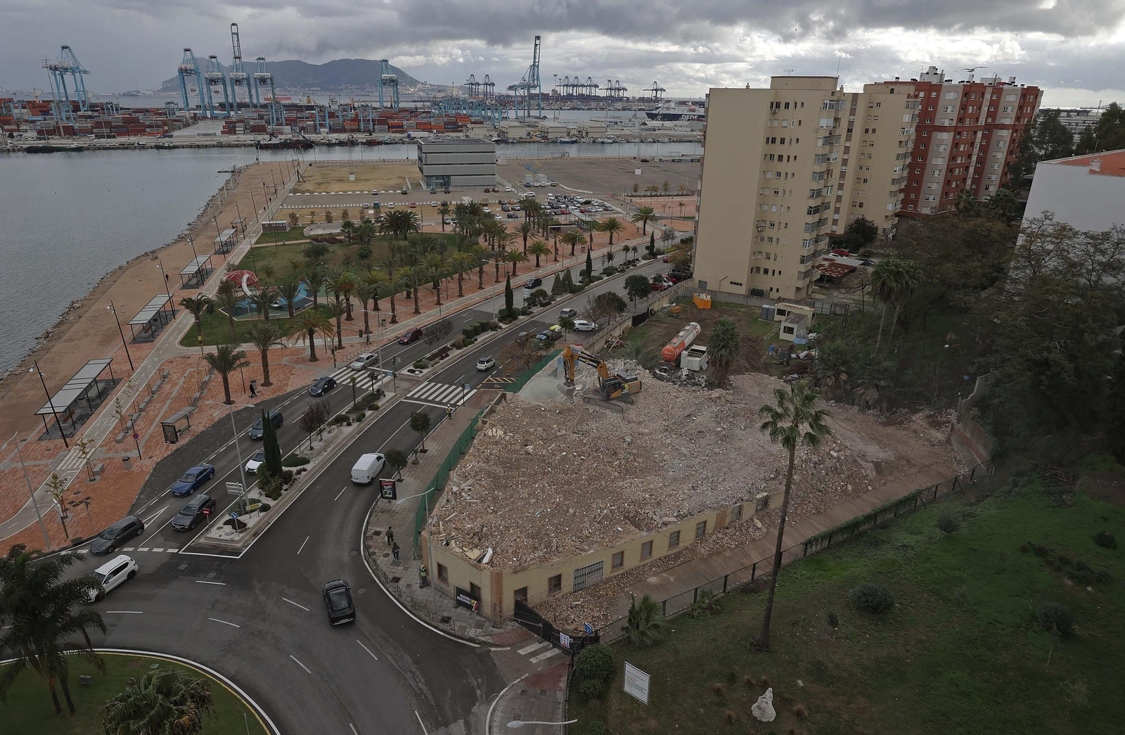 Fotos de los trabajos de demolición de las viviendas militares de la avenida Virgen del Carmen en Algeciras