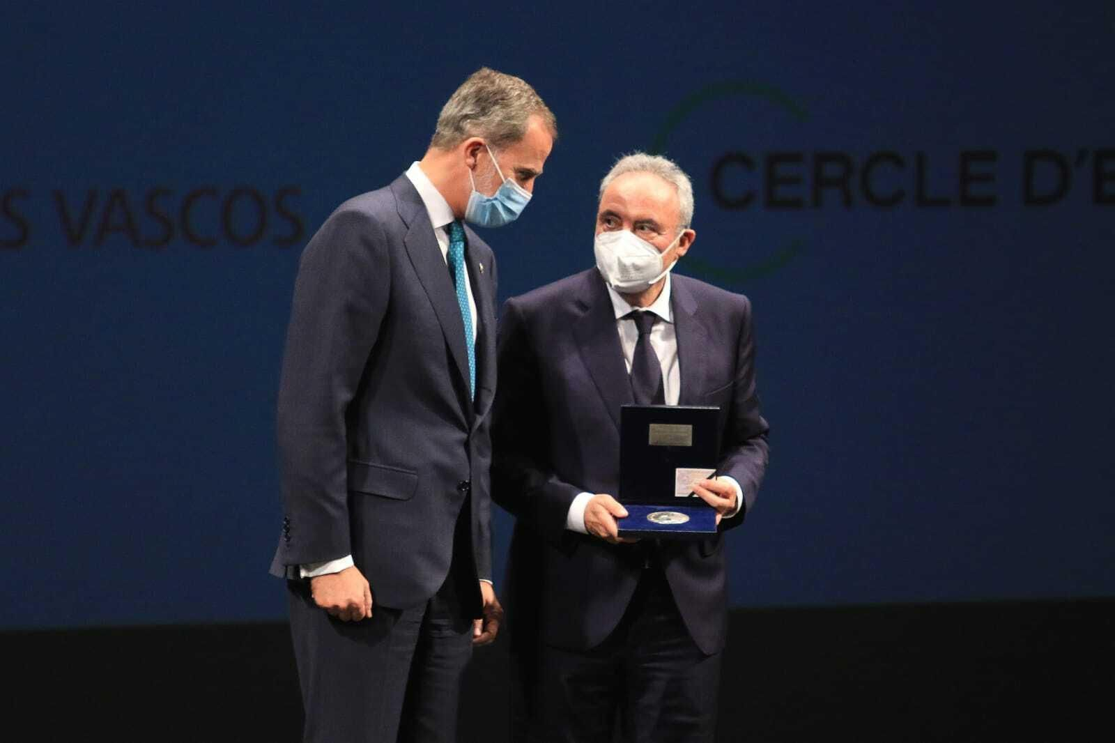 El Rey Felipe VI al entregar el galardón Reino de España a Francisco Martínez-Cosentino en Almería