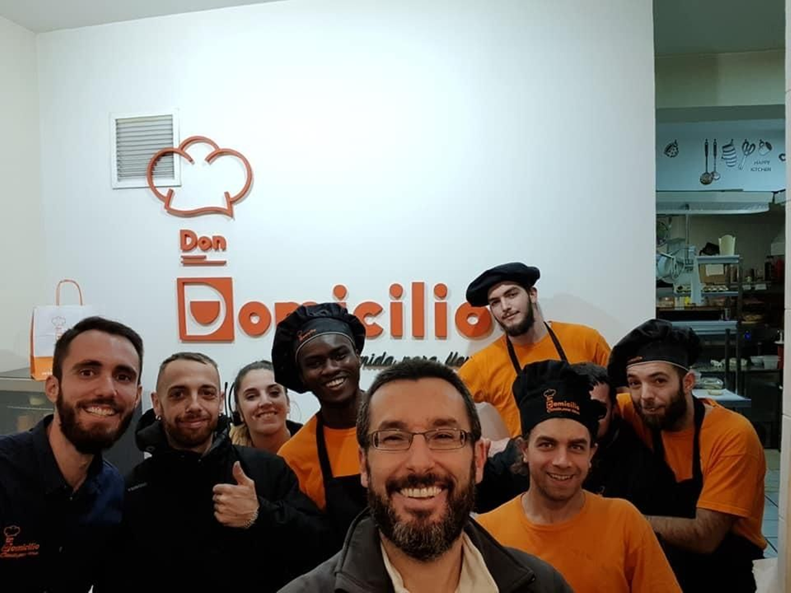 Juan Franco, junto a la plantilla del negocio que le ha regalado el palo selfi.