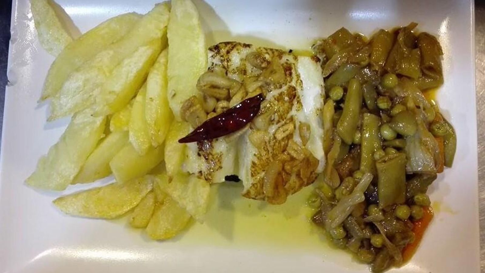 Lomo de Bacalao con salsa de ajillo, tambien con salsa de piquillos o salsa de puerros. Lomo de Bacalao con salsa de ajillo, tambien con salsa de piquillos o salsa de puerros.