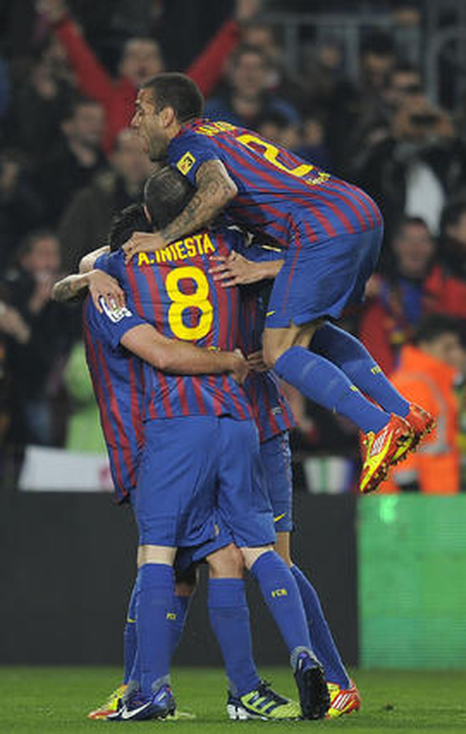 El Barcelona sufre para ganar con diez al Sporting de Gijón. / AFP