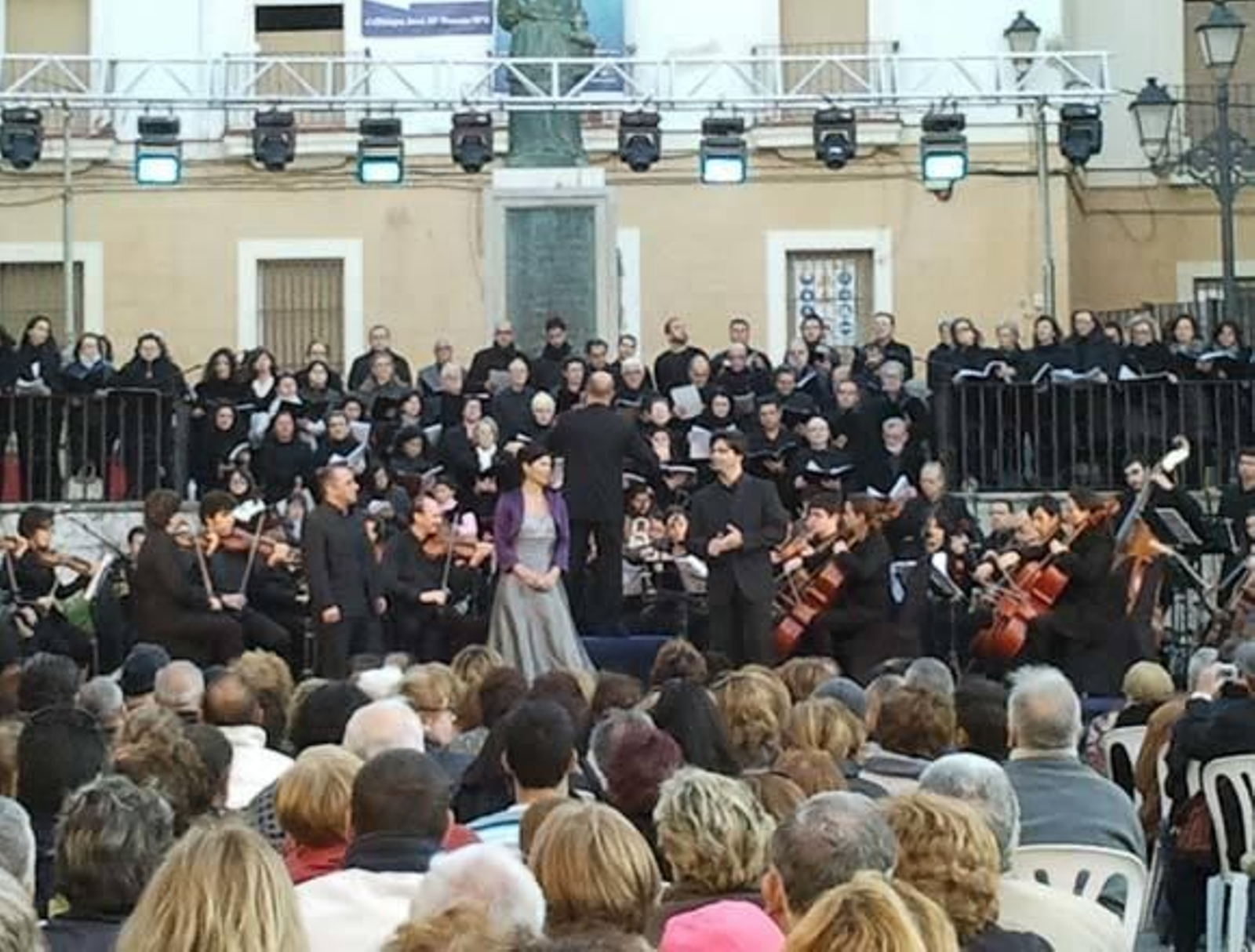 Éxito de público de la zarzuela 'Cádiz' en la plaza de la Catedral