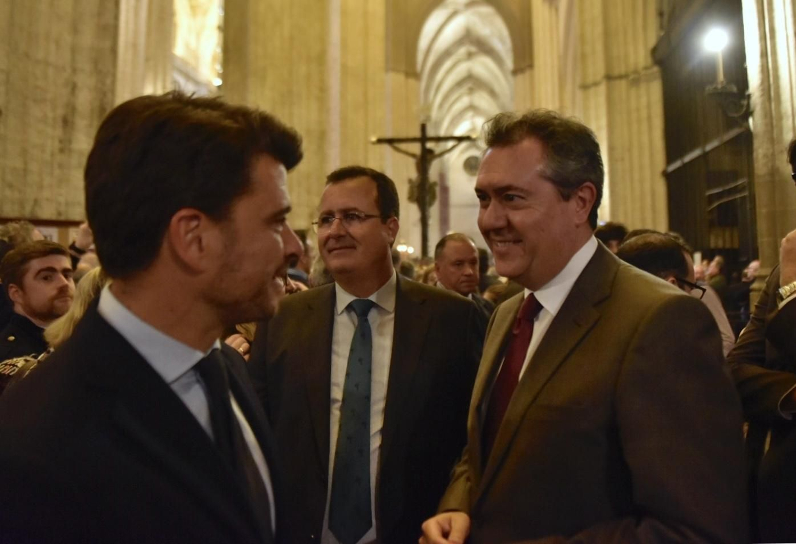 Las imágenes del Vía Crucis de las Cofradías de Sevilla con el Cristo de la Conversión de Montserrat
