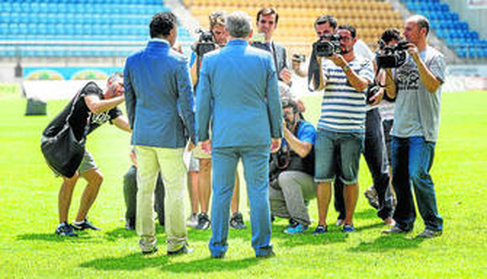 Quique Pina (i) y Manuel Vizcaíno, ayer sobre el césped del Carranza mientras posan para las cámaras.