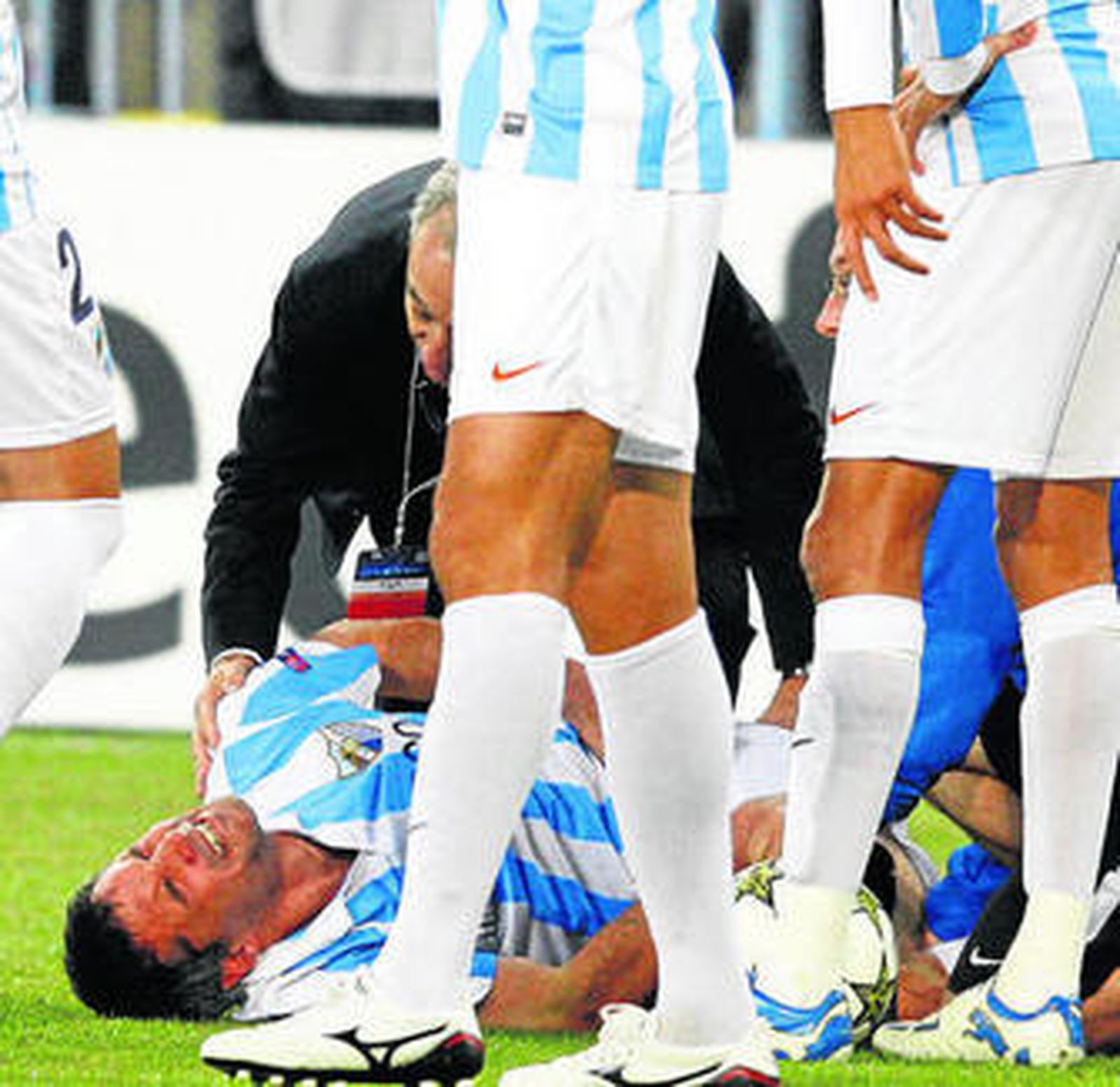 Toulalan se queja desde el suelo.