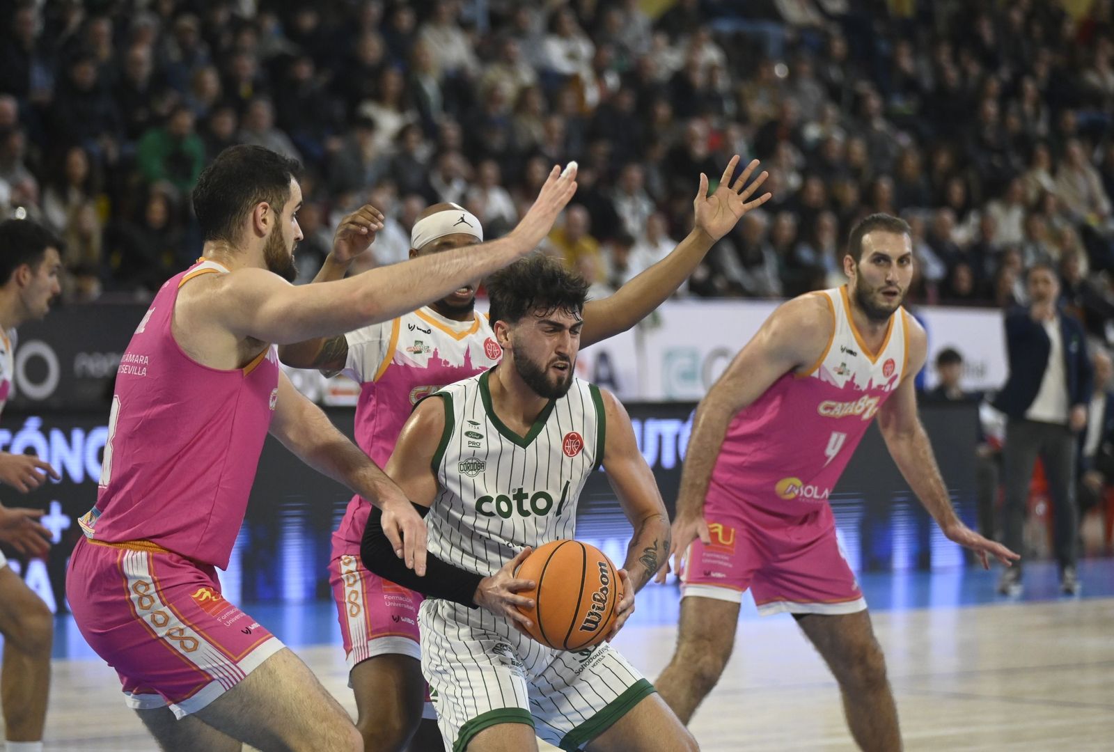 Fernando Bello es presionado por varios jugadores del Caja 87.