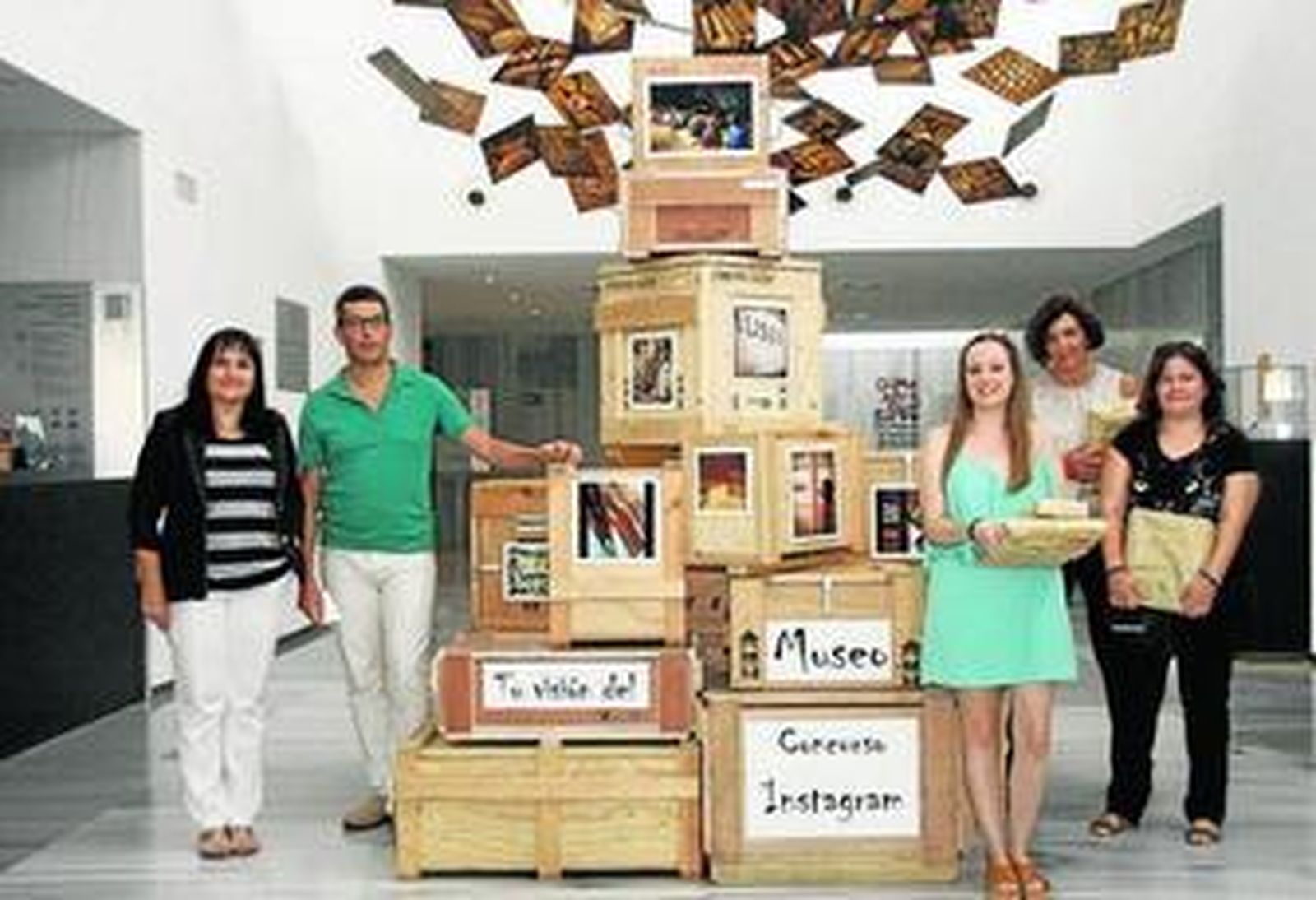 Isabel Arévalo y Arturo del Pino con los tres ganadores del concurso.