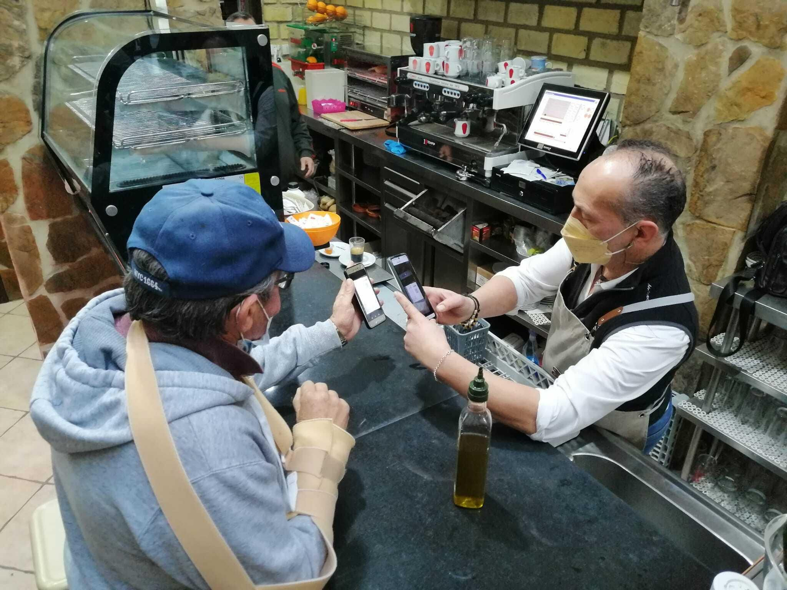 Un hostelero en el momento de la lectura del código QR que certifica la vacunación