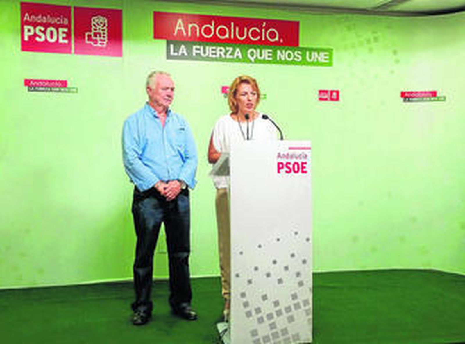 Los socialistas Juan Jiménez y Sonia Ferrer exponiendo las iniciativas para el congreso.