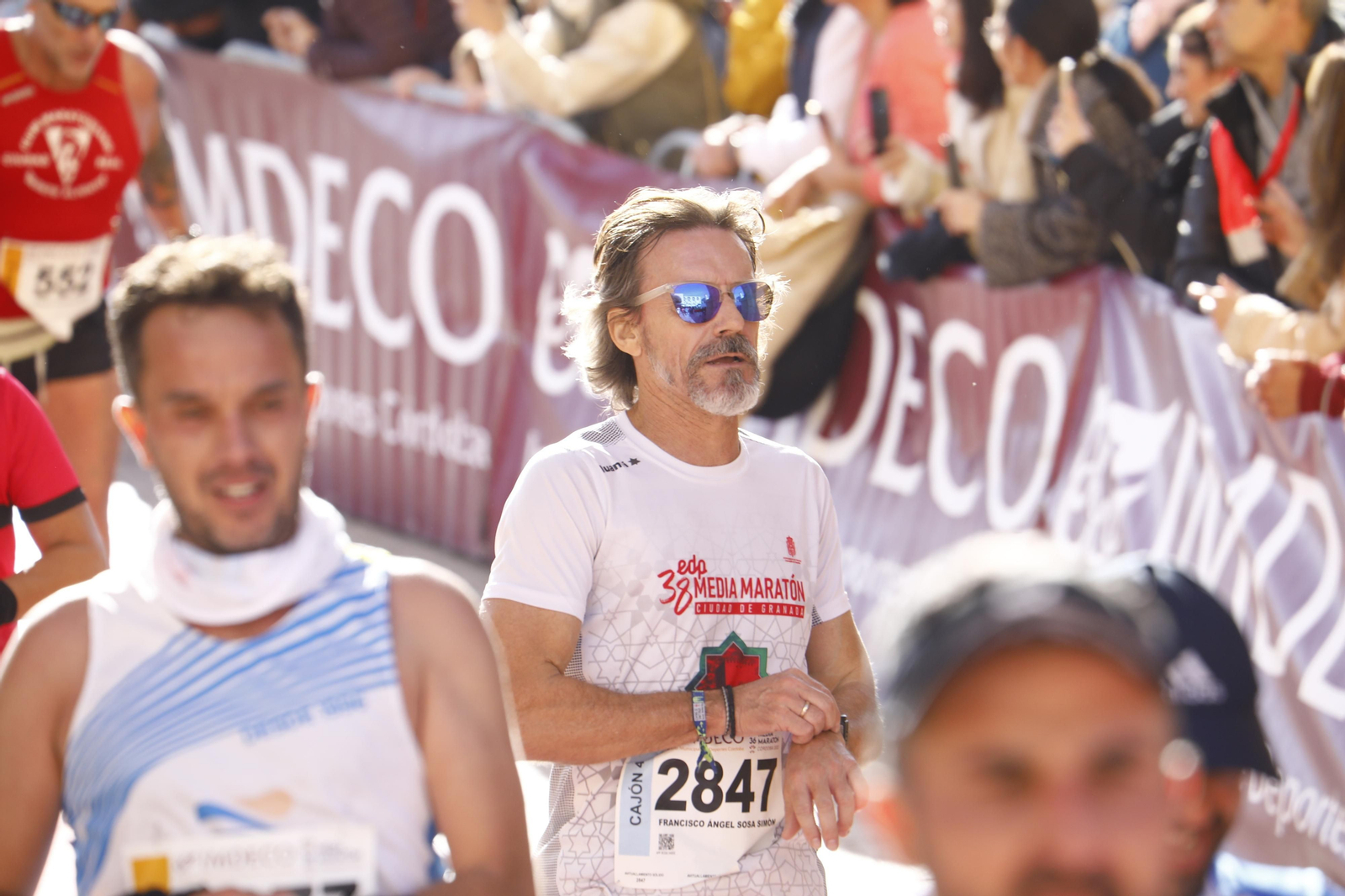 La gloria de cruzar la Puerta del Puente: imágenes de la meta de la 36 Media Maratón de Córdoba