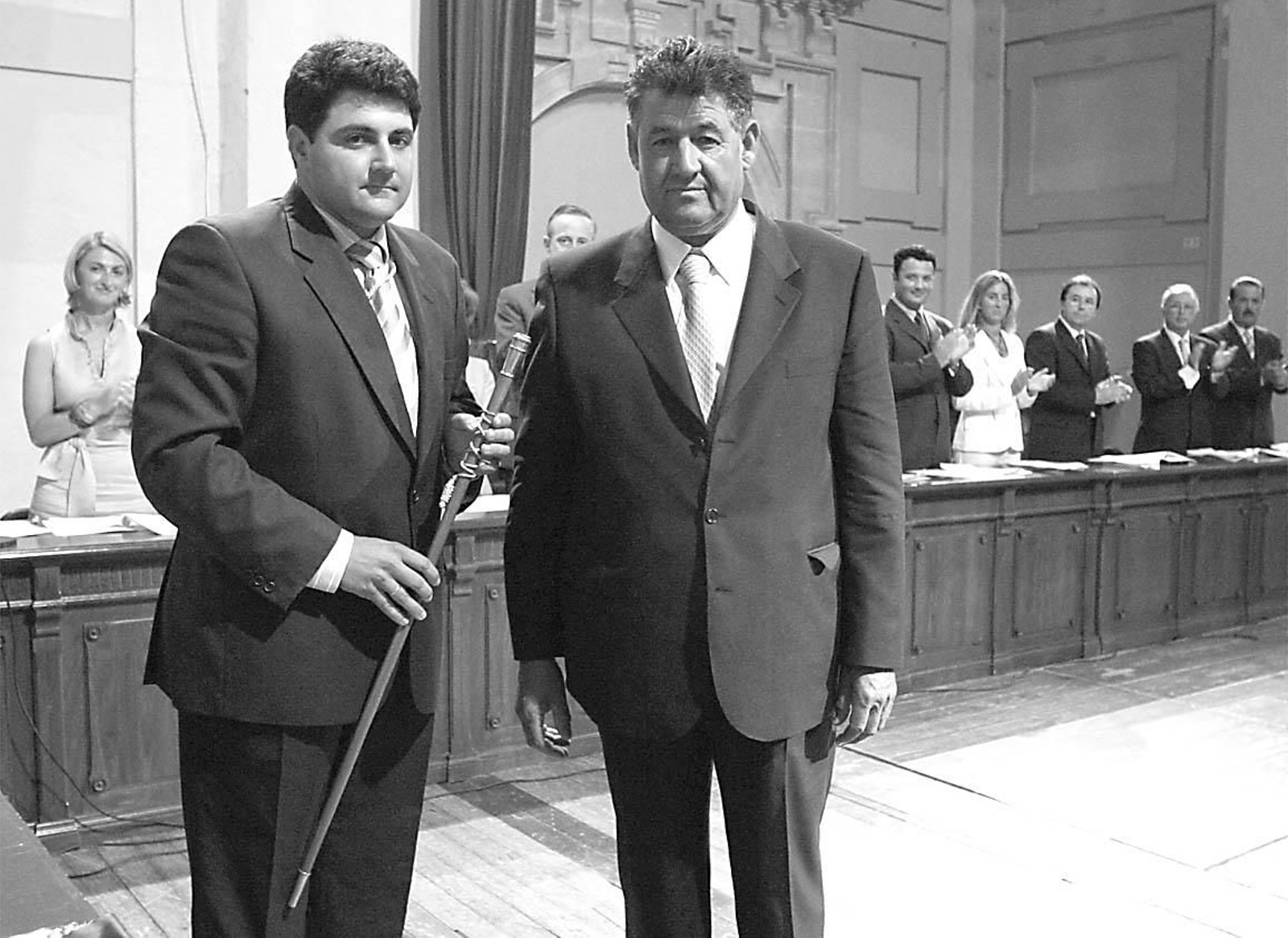 Juan Rodríguez Romero (izquierda) recibió en 2003 el bastón de alcalde de Sanlúcar de manos de su padre, Juan Rodríguez Domínguez (derecha).