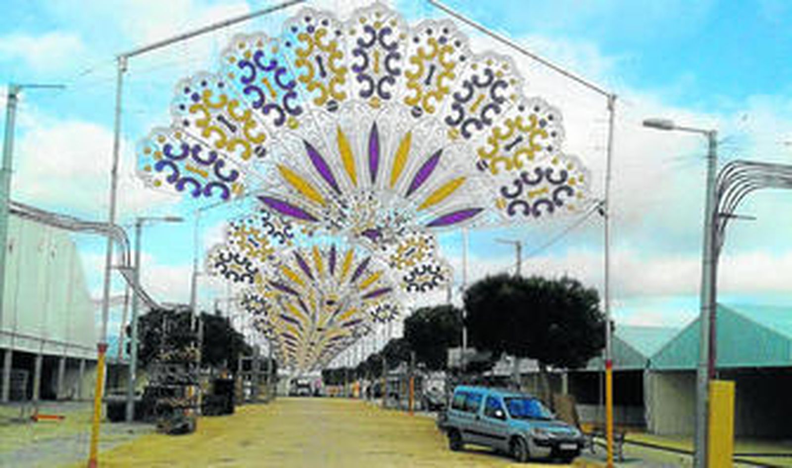Vista de una de las calles del Real de Las Albinas con los exornos de la iluminación ya instalados.