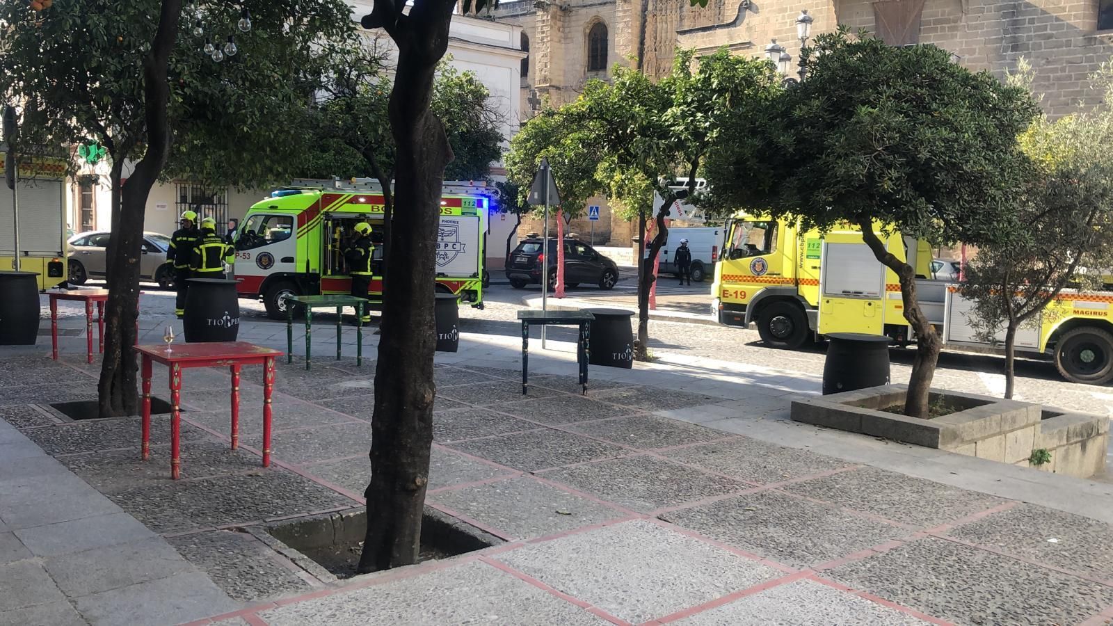 Los bomberos han tenido que dejar los vehículos en la Plaza de Santiago. Los bomberos han tenido que dejar los vehículos en la Plaza de Santiago.