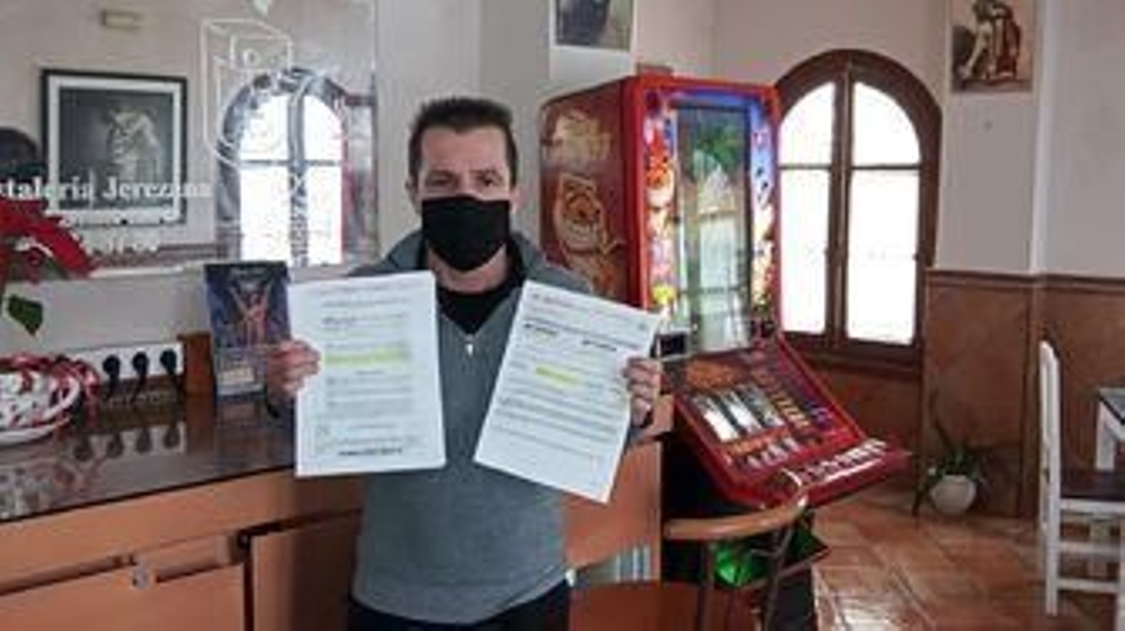 Juan Manuel García, en enero con la denegación de la ayuda en sus manos.