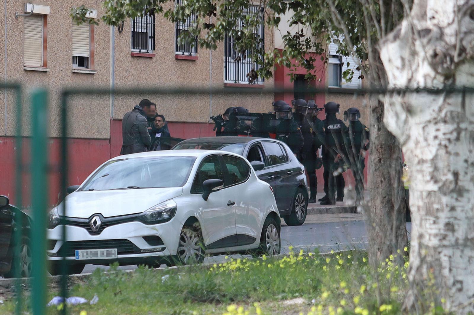Imágenes del atrincherado que amenazaba con hacer estallar una bombona en el Torrejón, Huelva