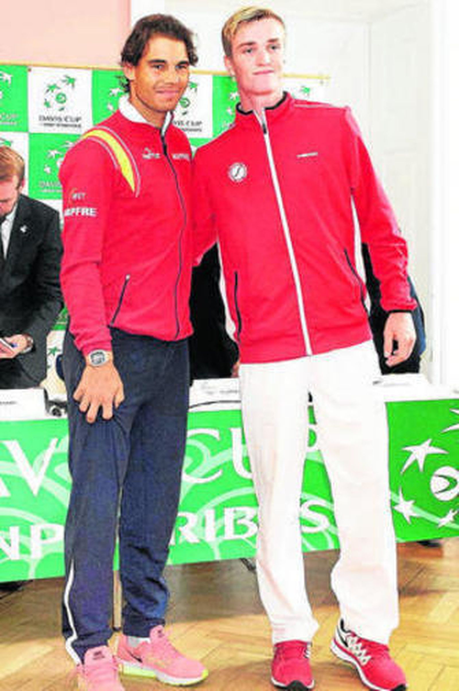 Rafa Nadal y Mikael Torpegaard, durante el sorteo.