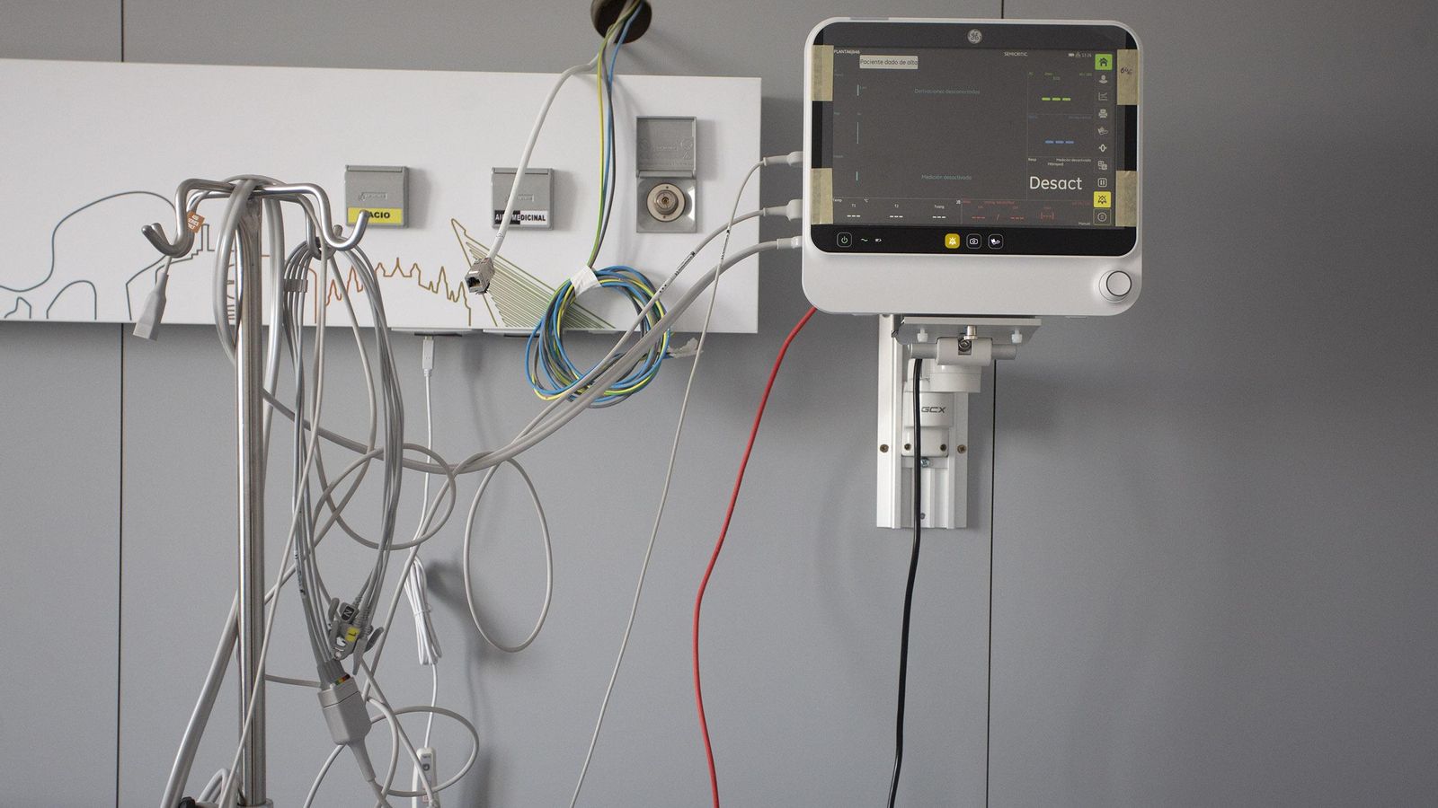 Las imágenes de la visita al interior del Hospital Militar de Sevilla