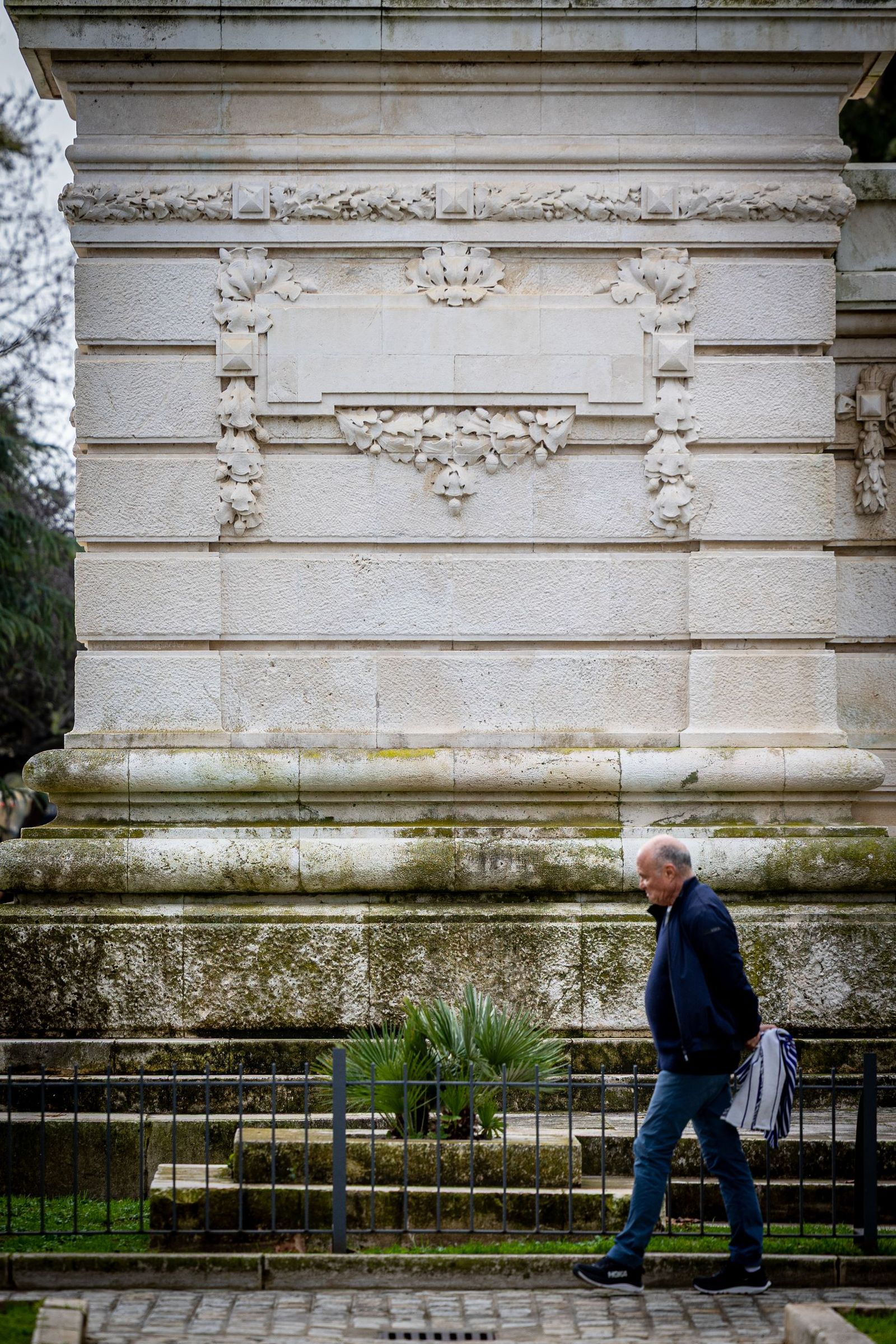 Las imágenes del mal estado de la Plaza de España en Cádiz