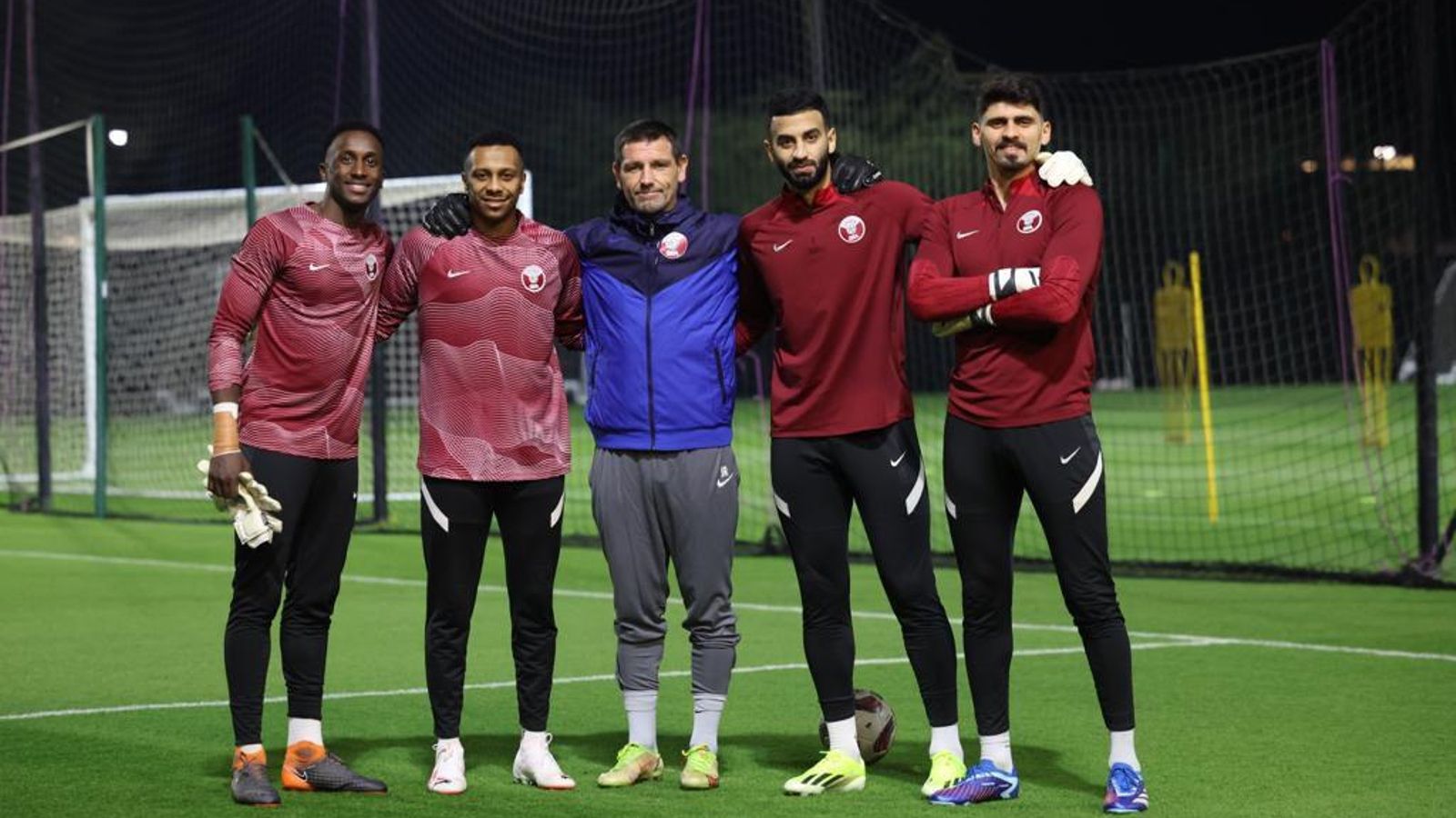 Javi Ruiz con los porteros de la selección catarí