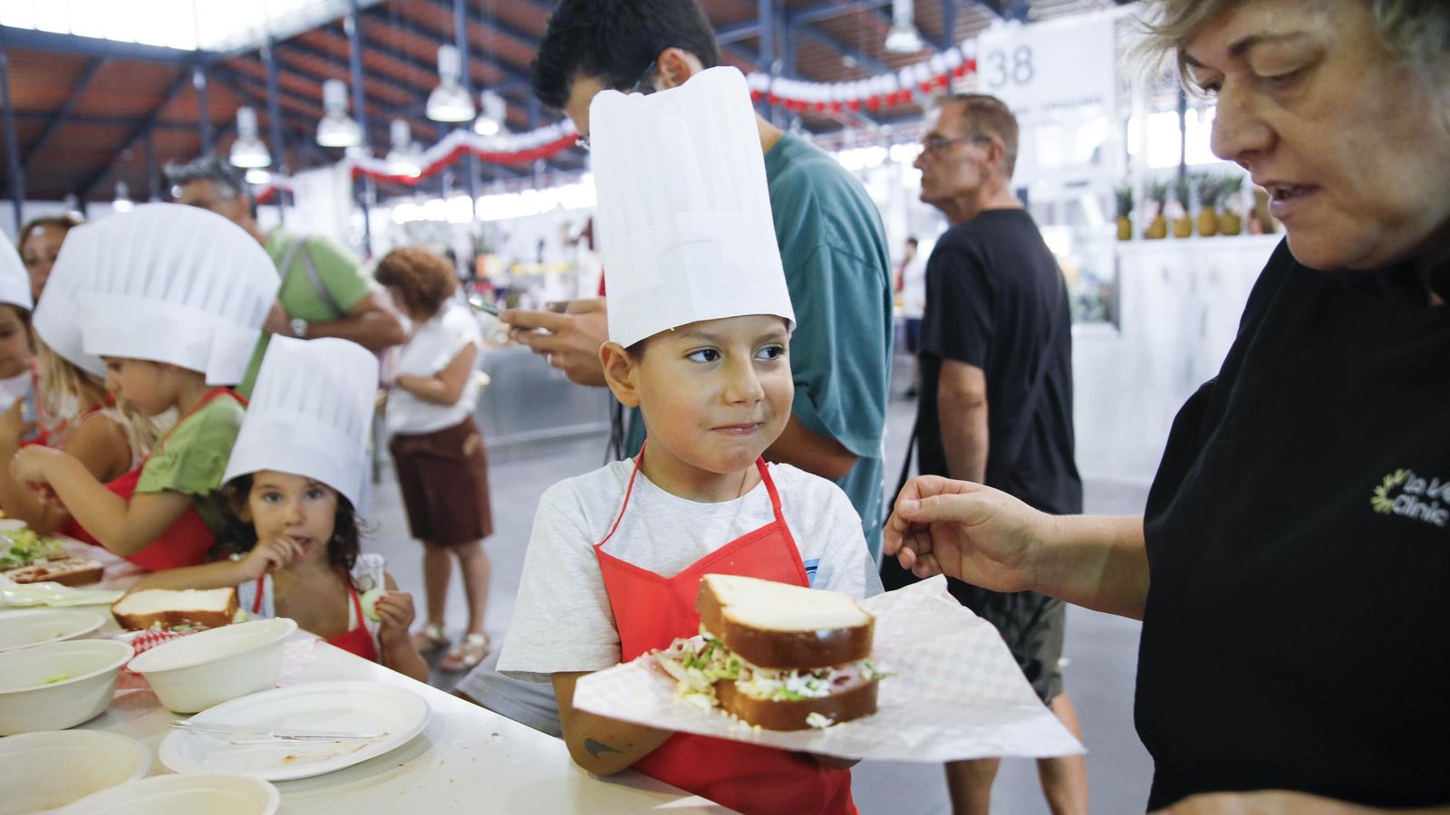 Las imágenes del taller infantil de cocina en el mercado de Almería