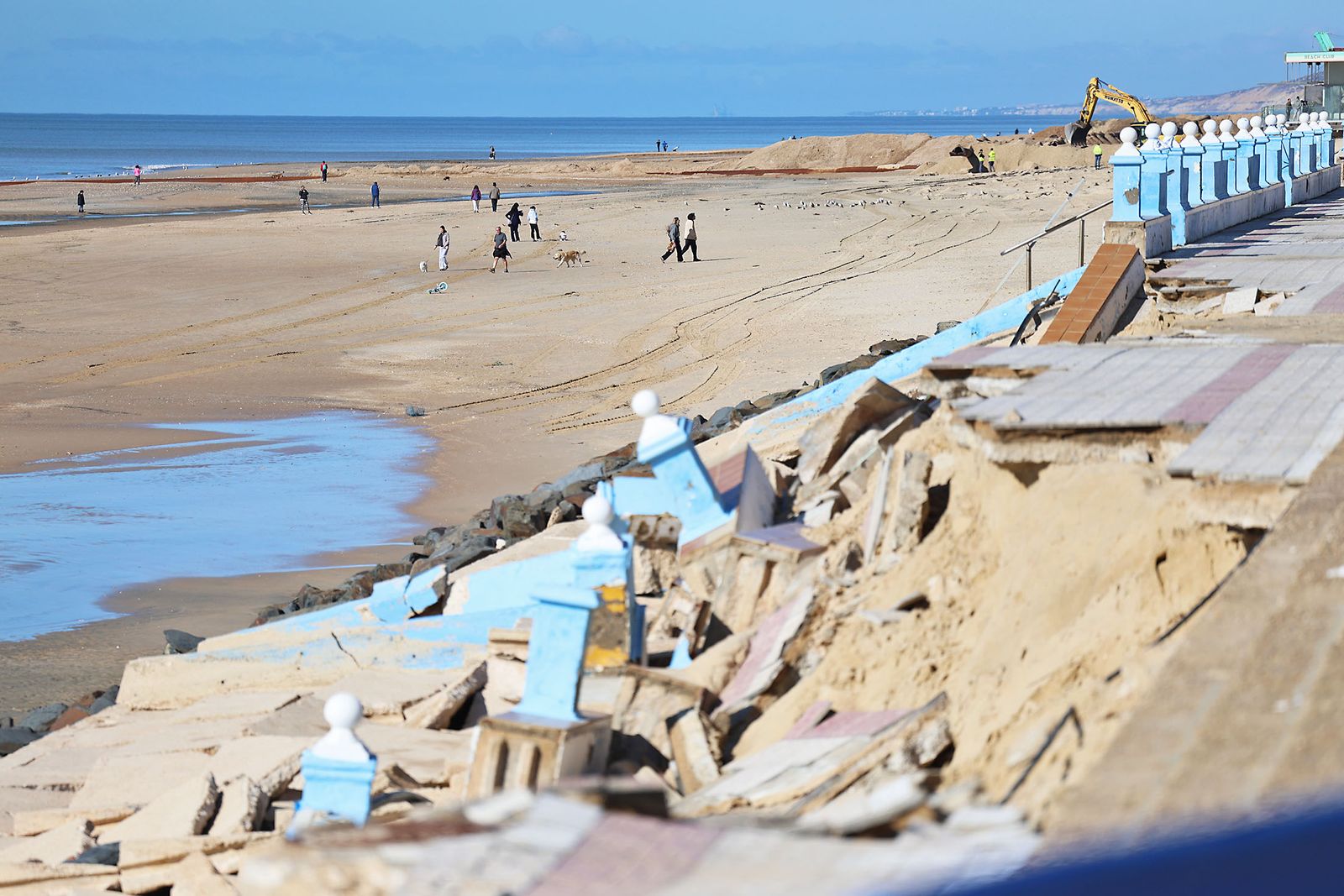 Fotografías de la concentración de los vecinos de Matalascañas tras los destrozos del paseo marítimo