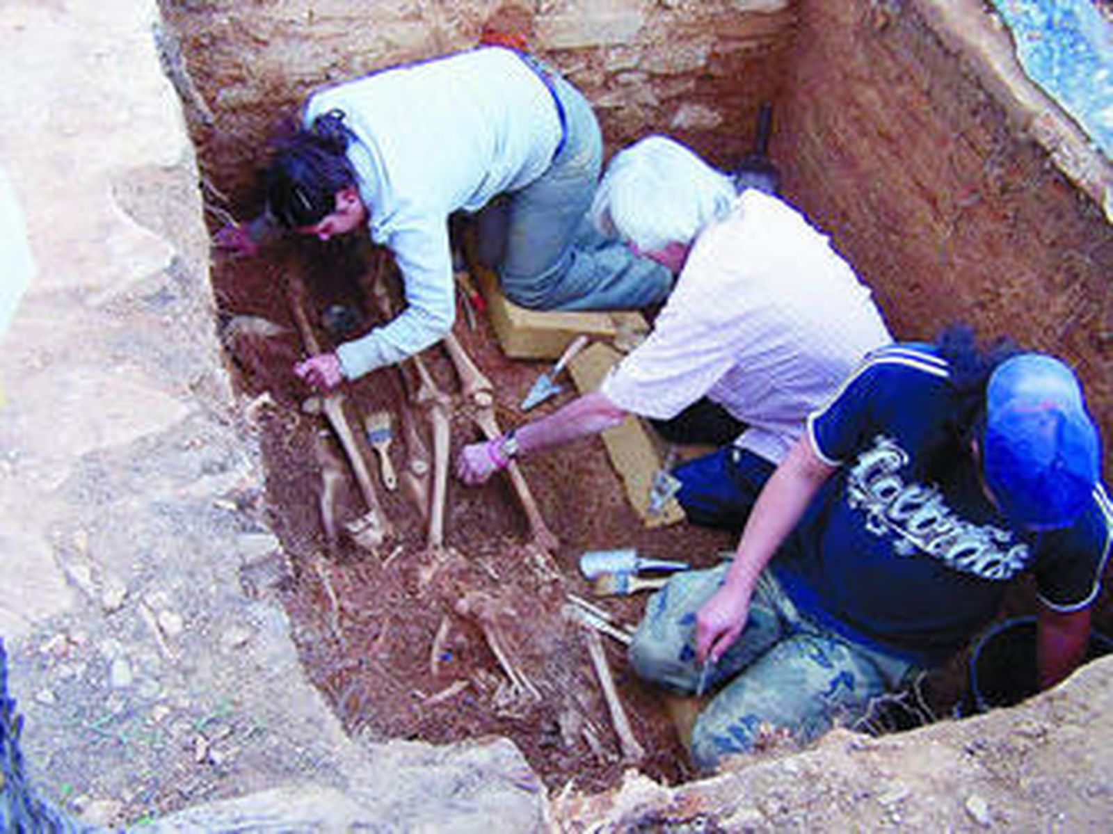 Trabajos de identificación de fusilados en la fosa de Calañas.