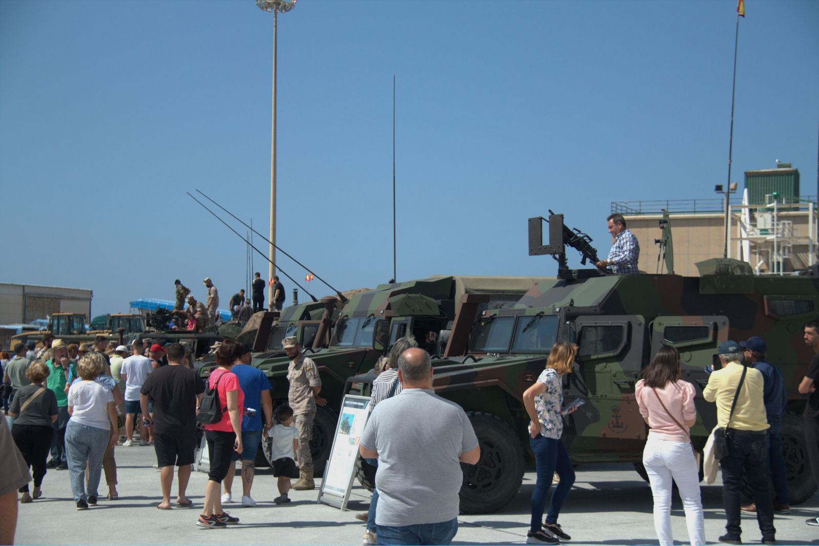 Éxito de participación para ver de cerca el despliegue de las Fuerzas Armadas en Motril