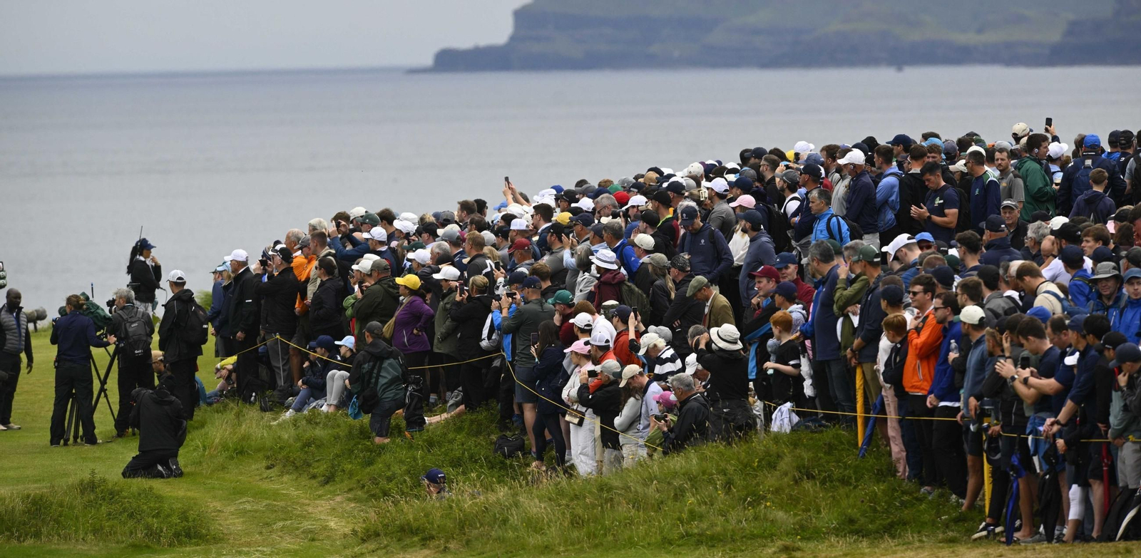Los aficionados siguen la primera jornada en el Open Británico junto al mar.