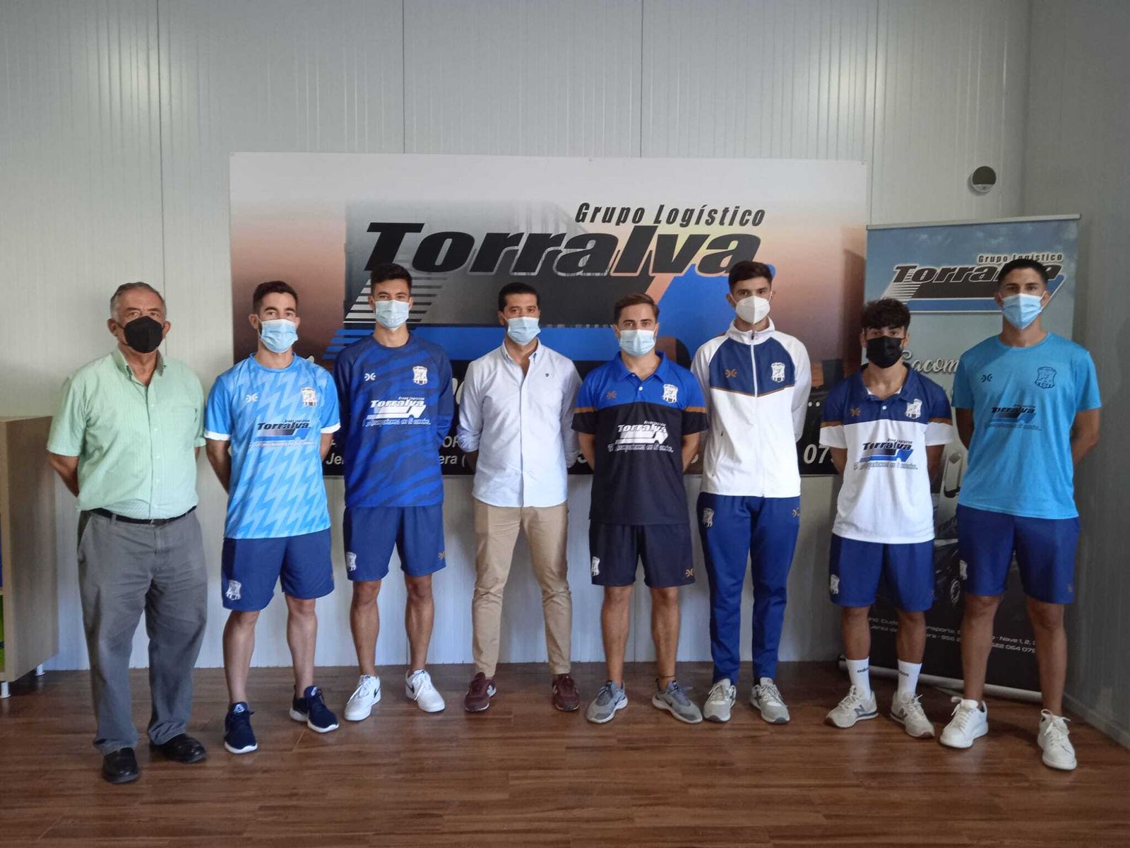 El Jerez Industrial presentó el jueves en Torralva su ropa de paseo y entrenamiento para la temporada.
