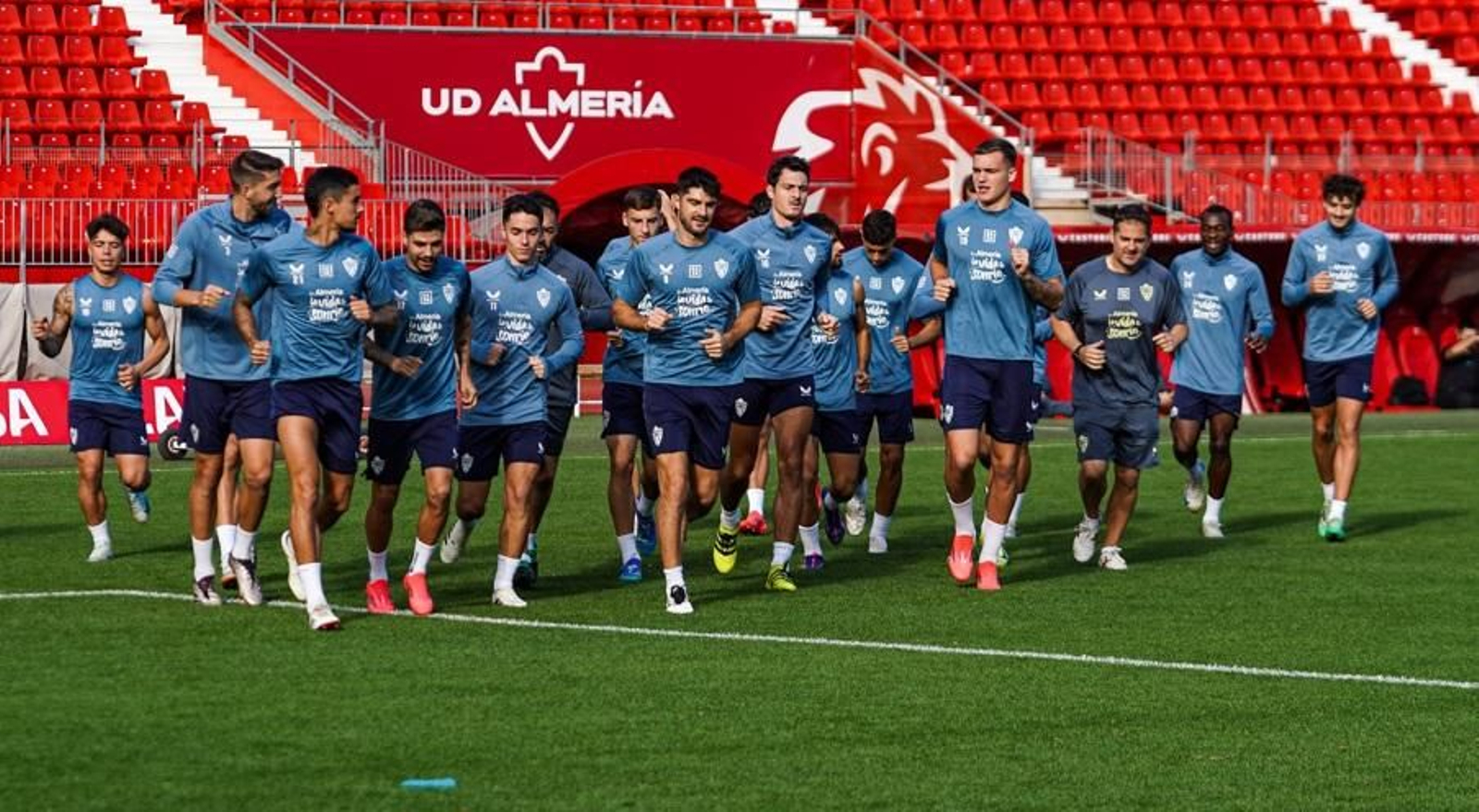 Entrenamiento del grupo en el interior del Estadio